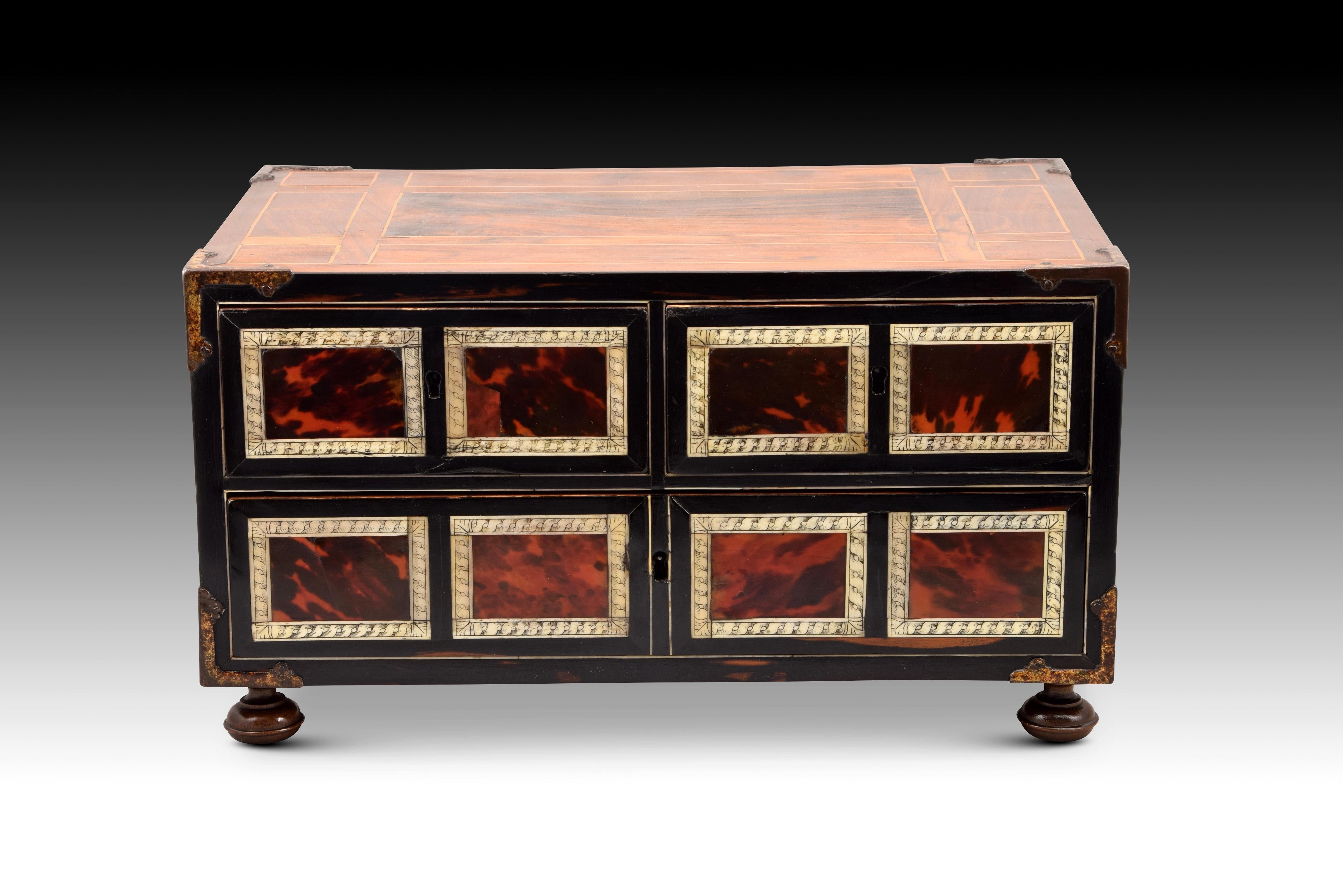 Bargueño or litter bin in Italian style. Tortoiseshell, bone, wood. XVII century. 
Rectangular litter bin of uncovered sample slightly raised on circular legs, decorated with marquetry of simple geometric motifs on the top and the two sides (where,