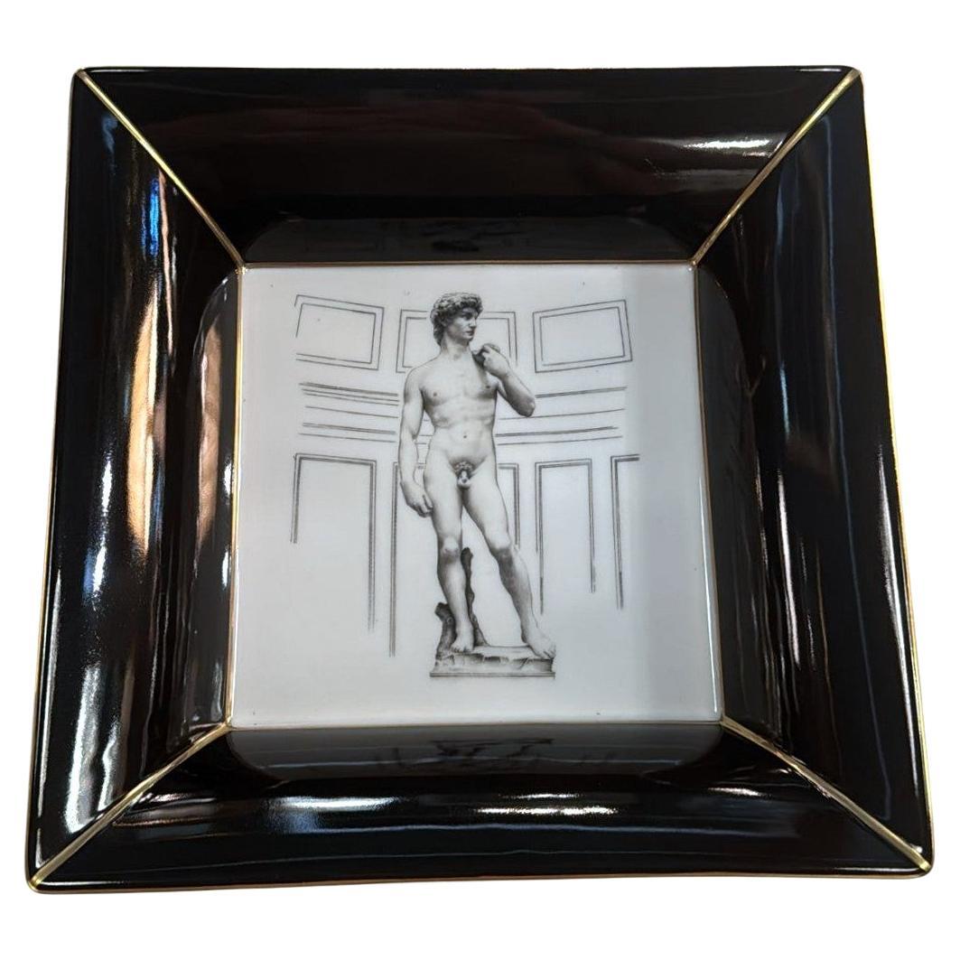 Italienischer Stil weißes Porzellan Valet Tablett Aschenbecher mit dekorativen Motiven 24K Gold im Angebot