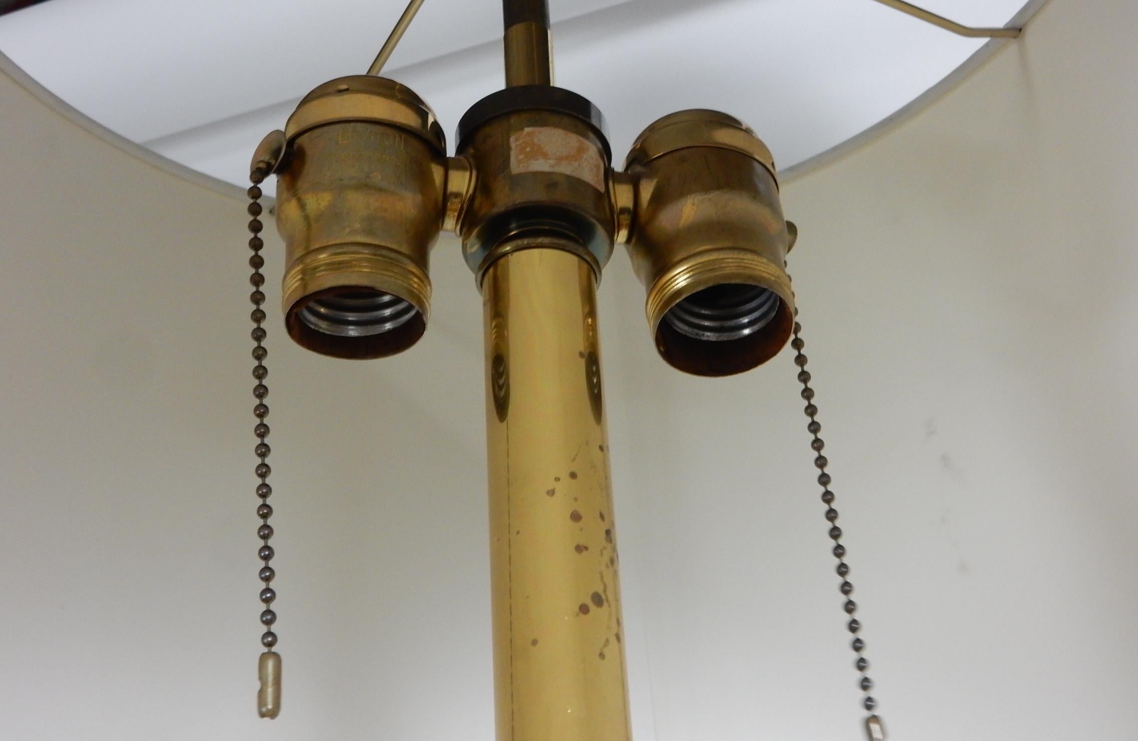 Italienische stilisierte italienische Stehlampe und Tisch aus Messing mit Palmenblatt im Angebot 2