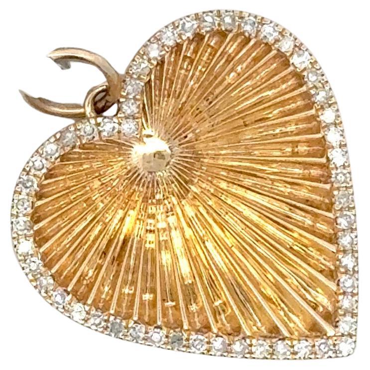 Fabriqué en Italie, ce pendentif en forme de cœur présente 53 brillants ronds pesant 0,35 carat dans un motif de rayon de soleil.

Collier non inclus.
DM pour différentes options de colliers.
D'autres pendentifs en forme de cœur sont