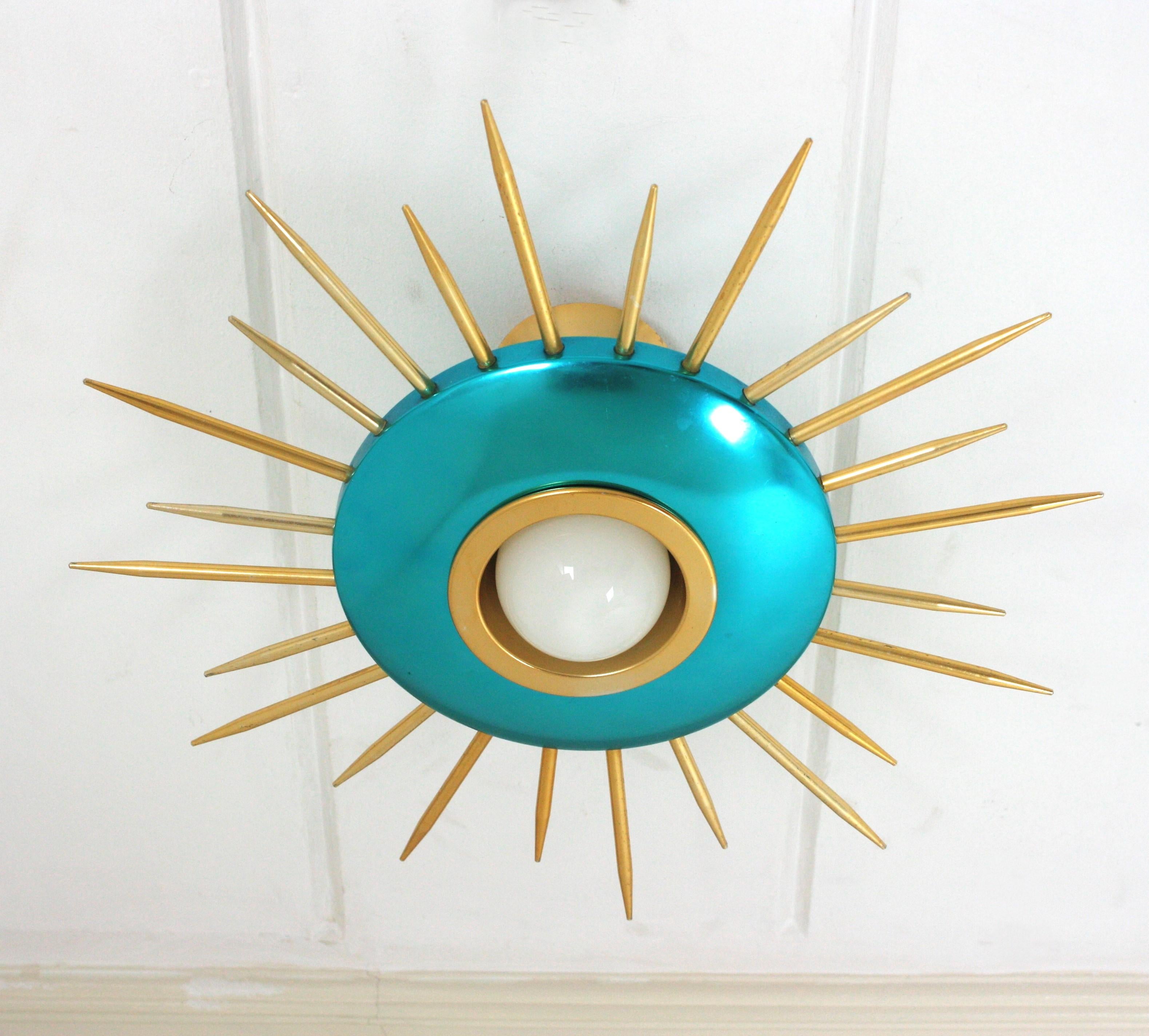 Lámpara de techo italiana Sunburst en metal azul y dorado, años 50 Moderno de mediados de siglo en venta