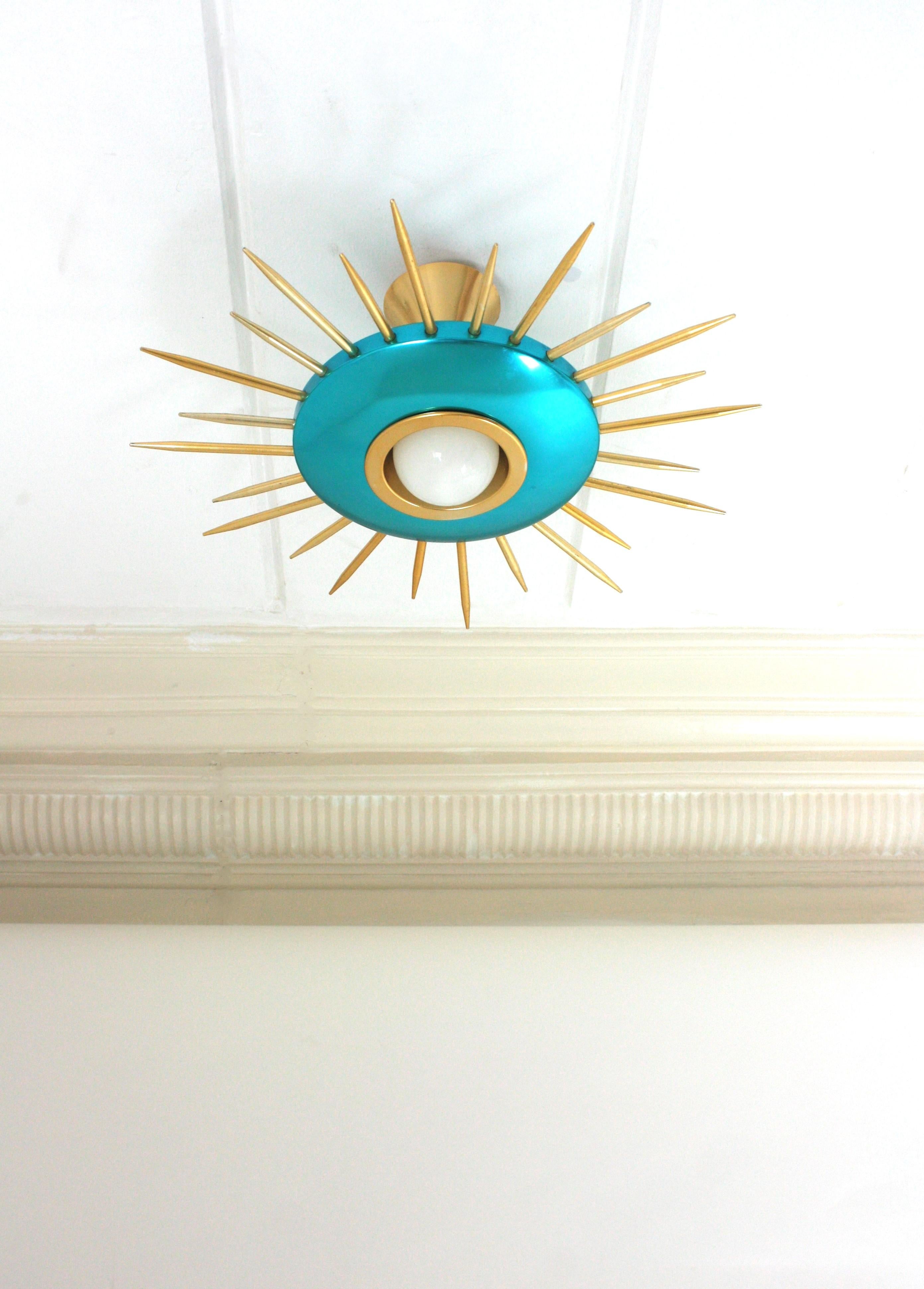 Lámpara de techo italiana Sunburst en metal azul y dorado, años 50 Italiano en venta
