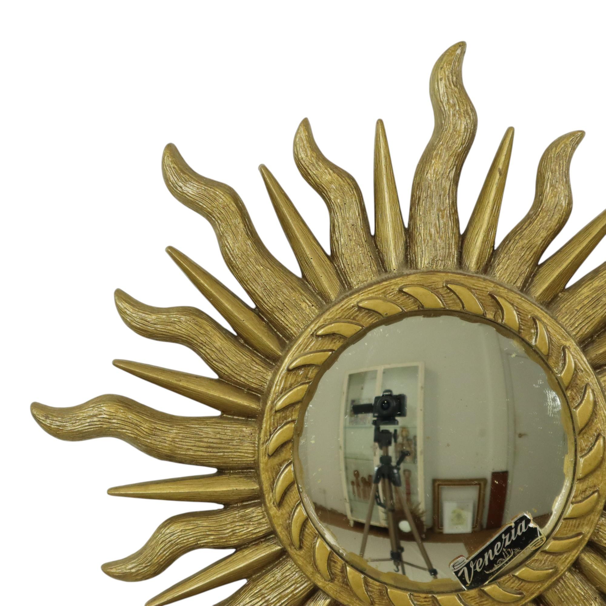 Vintage gold sunburst mirror, Sonnenspiegel mit konvexem Glas, auch Butlerspiegel genannt, Rahmen aus Kunstharz, moderner Blickfang aus der Mitte des Jahrhunderts, mit dem originalen Herstelleraufkleber Venezia, Italien, 1960er Jahre.

Diese Spiegel