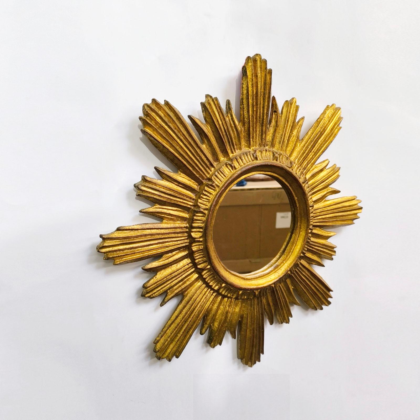 Espejo de pared italiano con marco dorado, hacia 1970 Moderno de mediados de siglo en venta