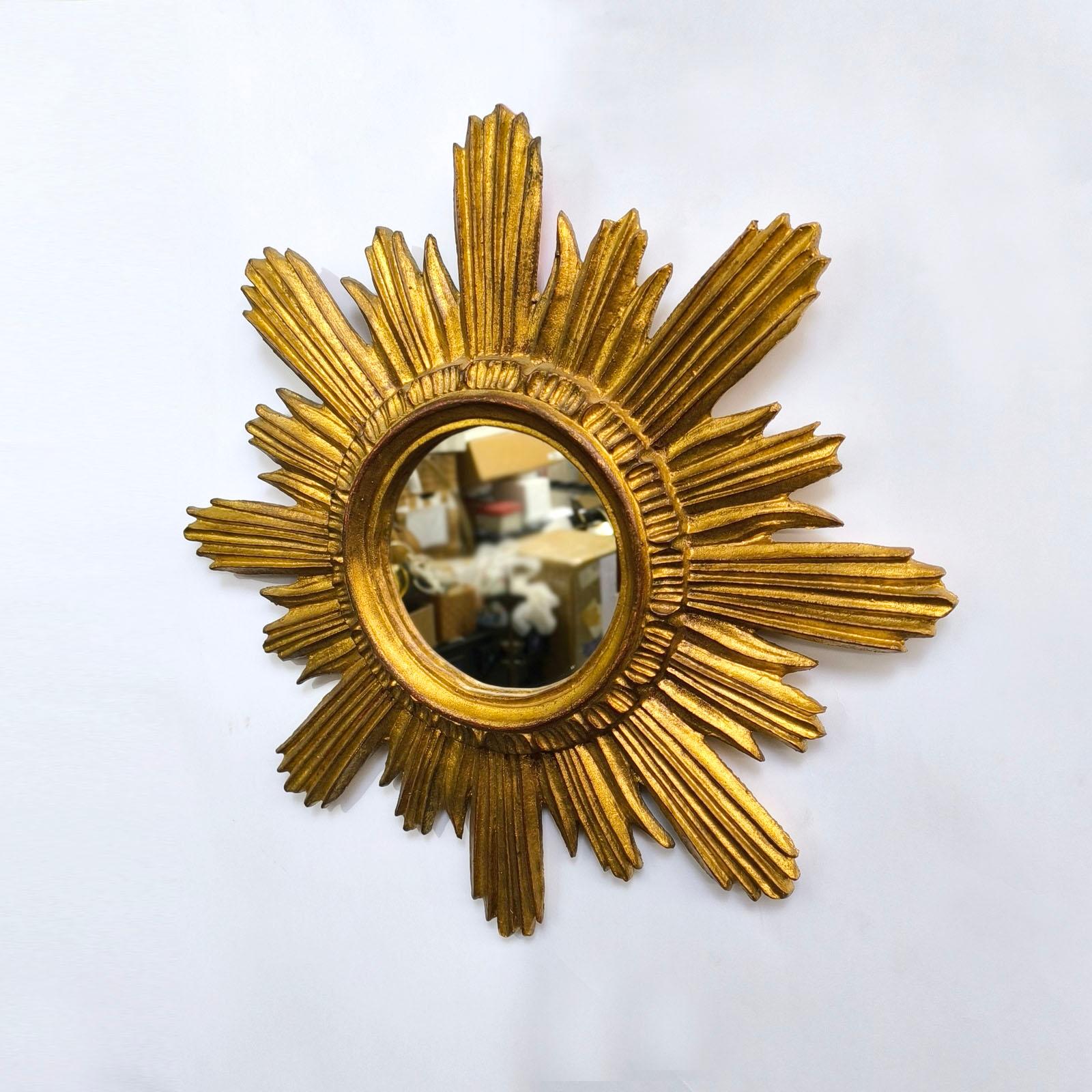 Espejo de pared italiano con marco dorado, hacia 1970 Italiano en venta