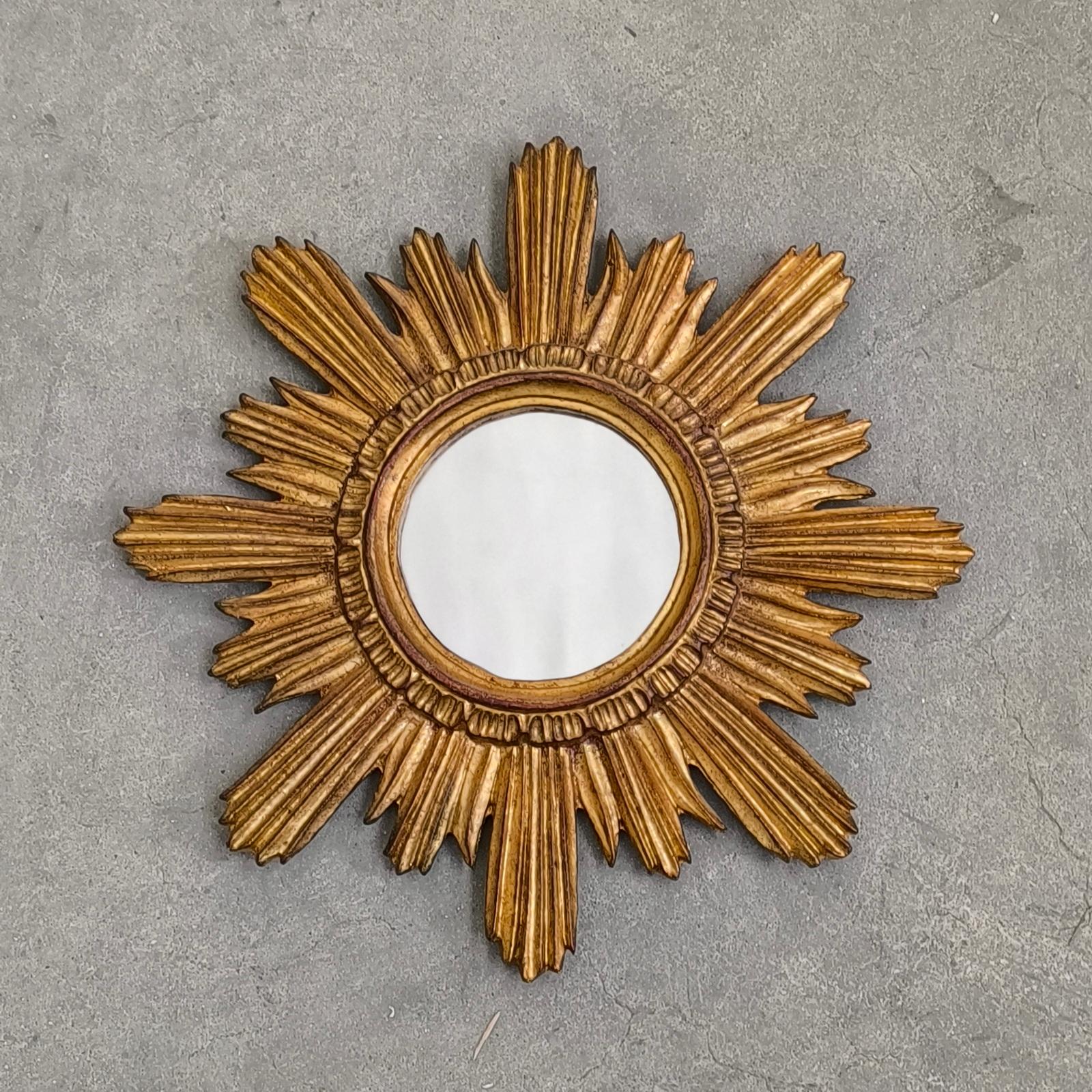Espejo de pared italiano con marco dorado, hacia 1970 Dorado en venta