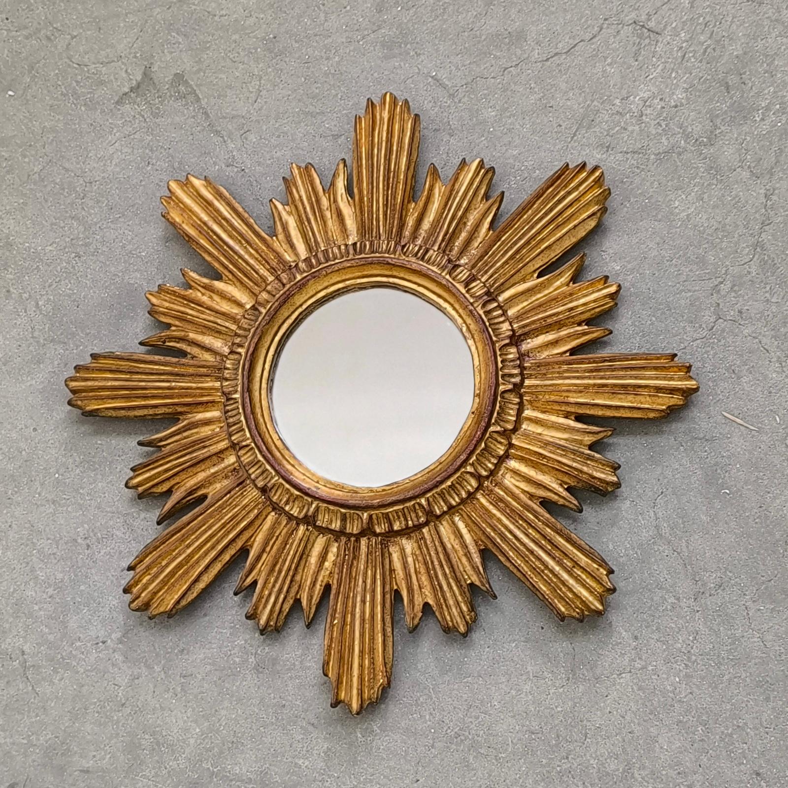 Espejo de pared italiano con marco dorado, hacia 1970 finales del siglo XX en venta