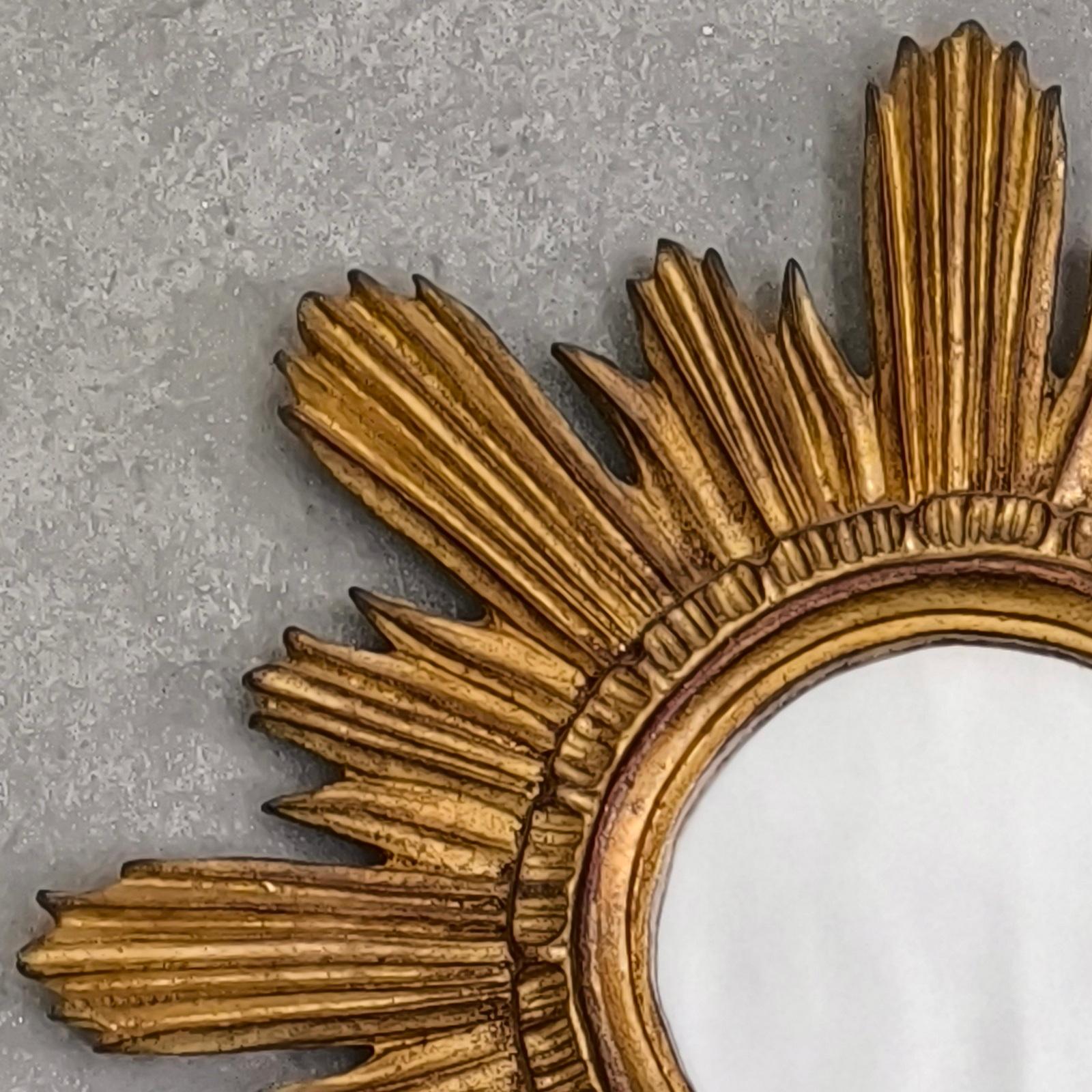 Espejo de pared italiano con marco dorado, hacia 1970 en venta 1