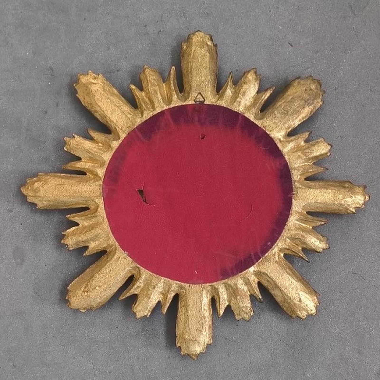 Espejo de pared italiano con marco dorado, hacia 1970 en venta 2