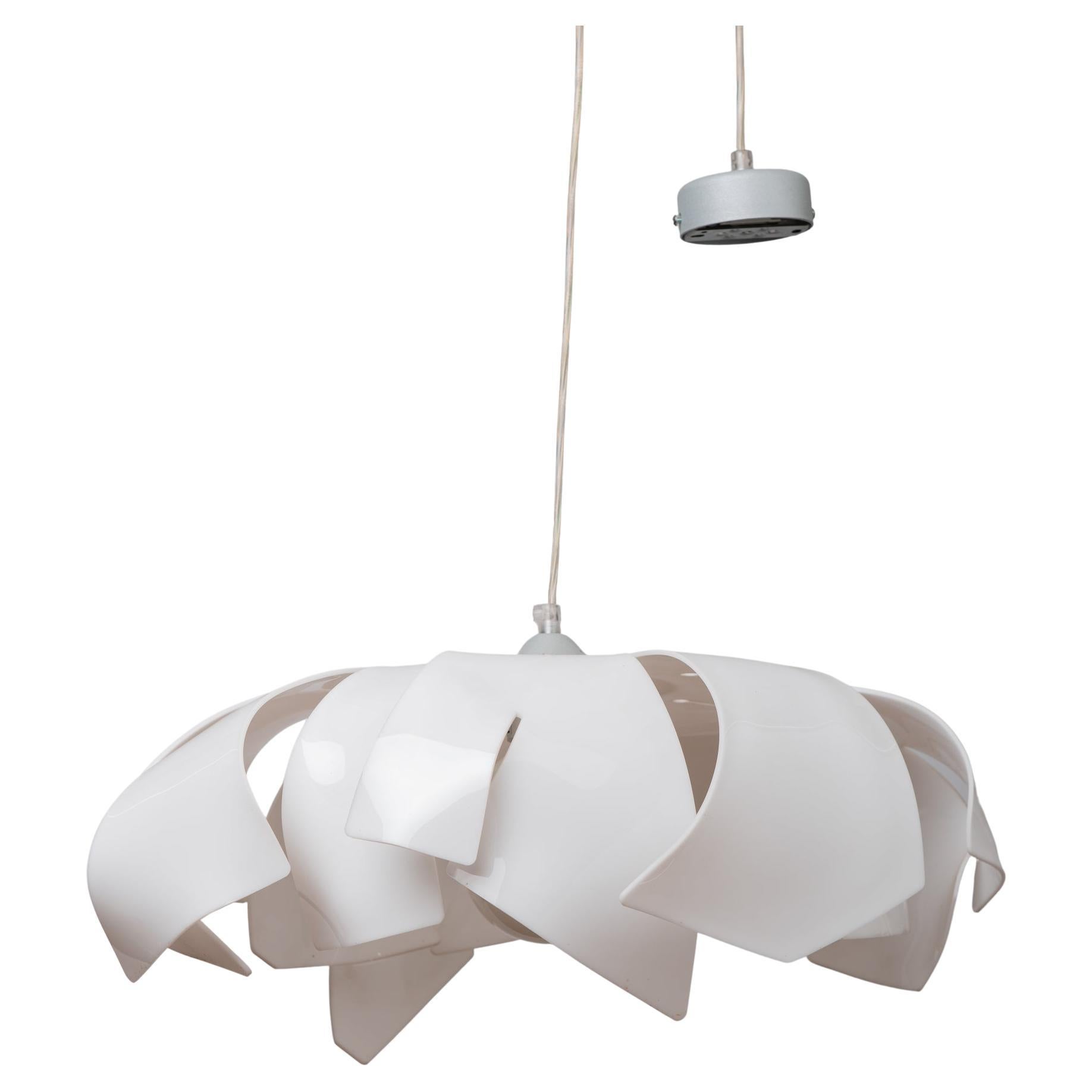O/7996 - Questo simpatico lampadario è italiano, realizzato in resina o metacrilato, modellato come un fiore e i petali si muovono leggermente quando vengono toccati. 
Sta bene ovunque, in ambienti antichi e moderni, ed è facile da pulire.
Non è