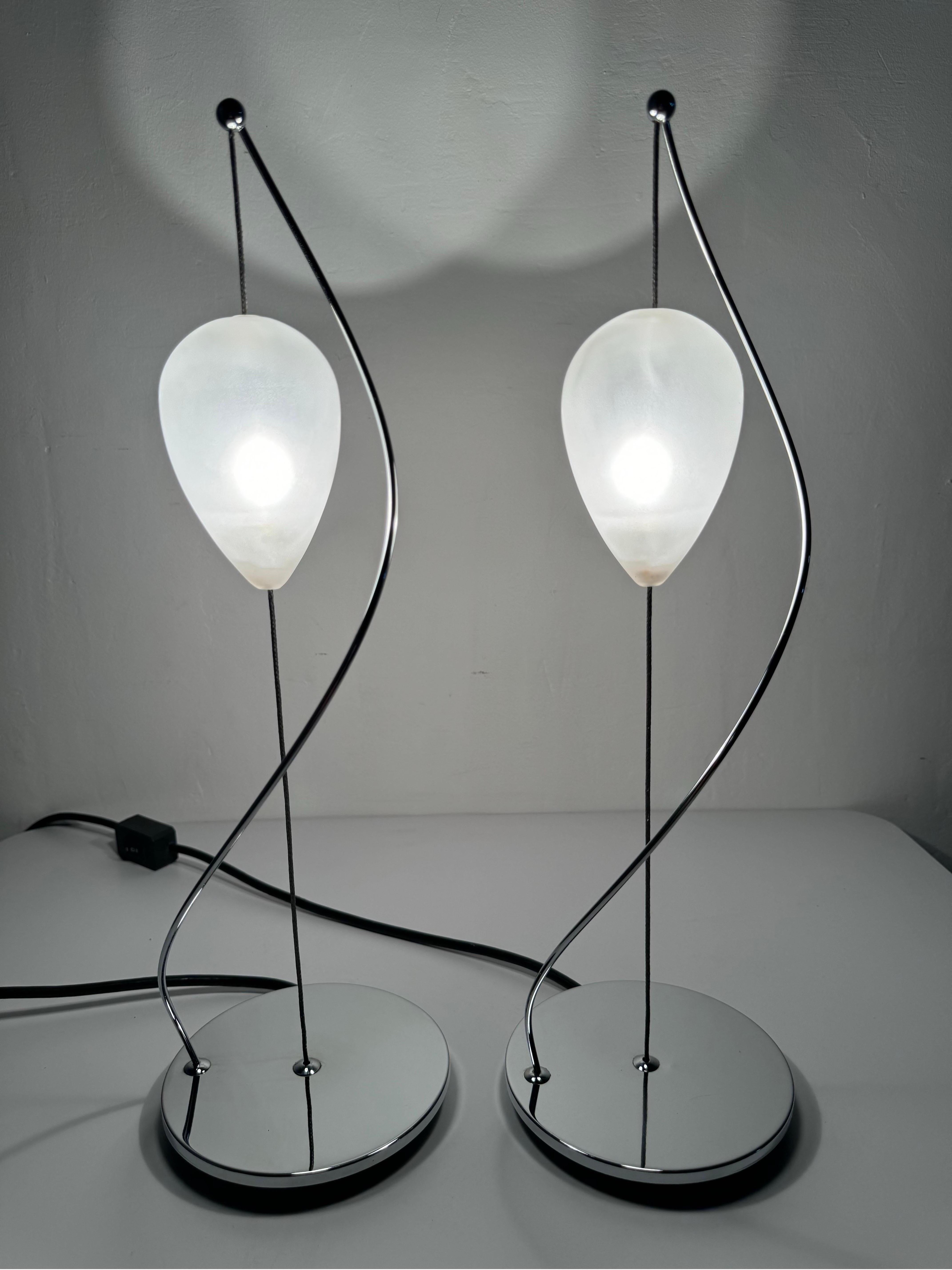 Paire de lampes de bureau italiennes suspendues en verre de Murano et à base chromée en vente 4