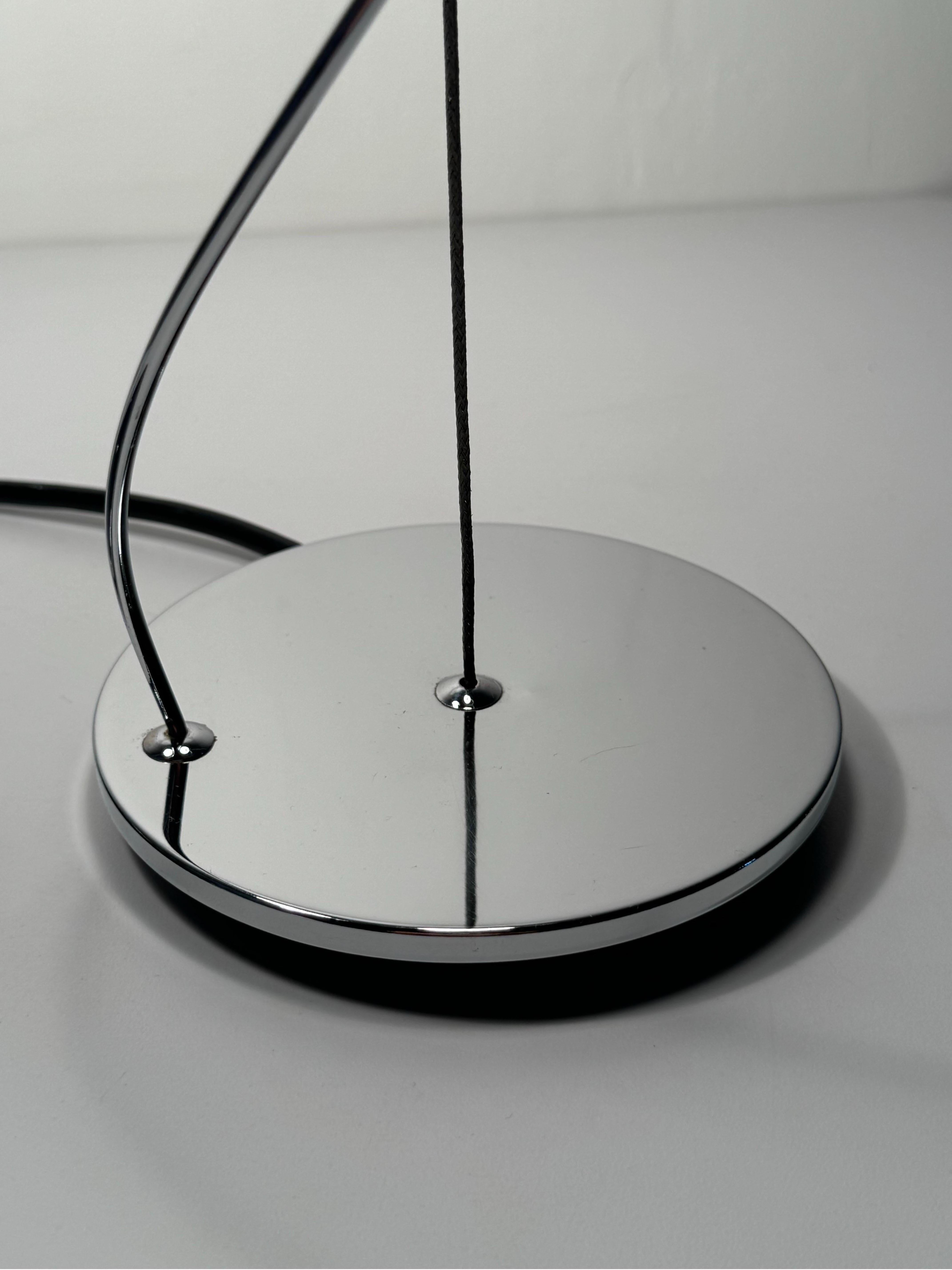 Paire de lampes de bureau italiennes suspendues en verre de Murano et à base chromée en vente 5