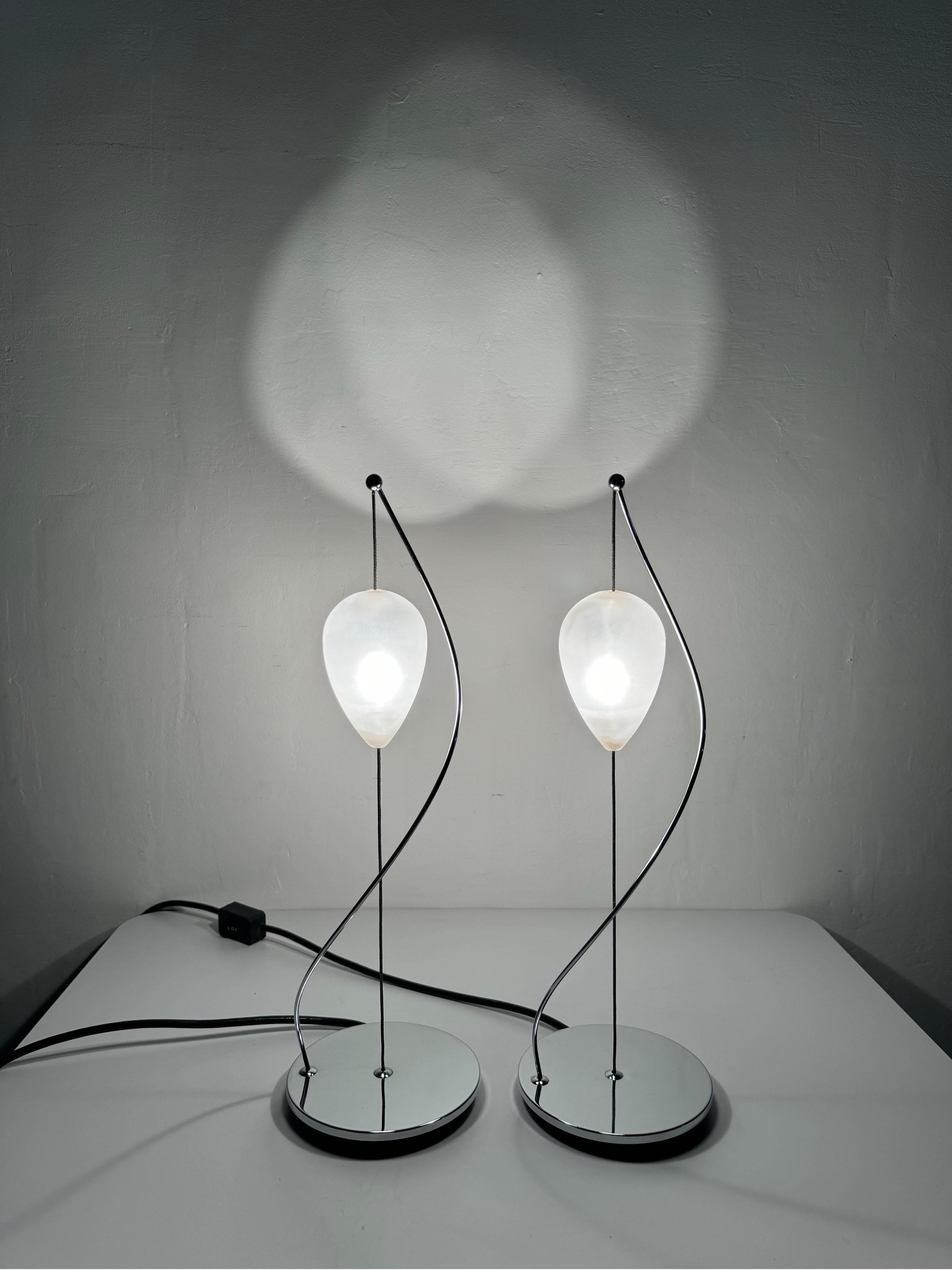 Paire de lampes de bureau italiennes suspendues en verre de Murano et à base chromée en vente 6