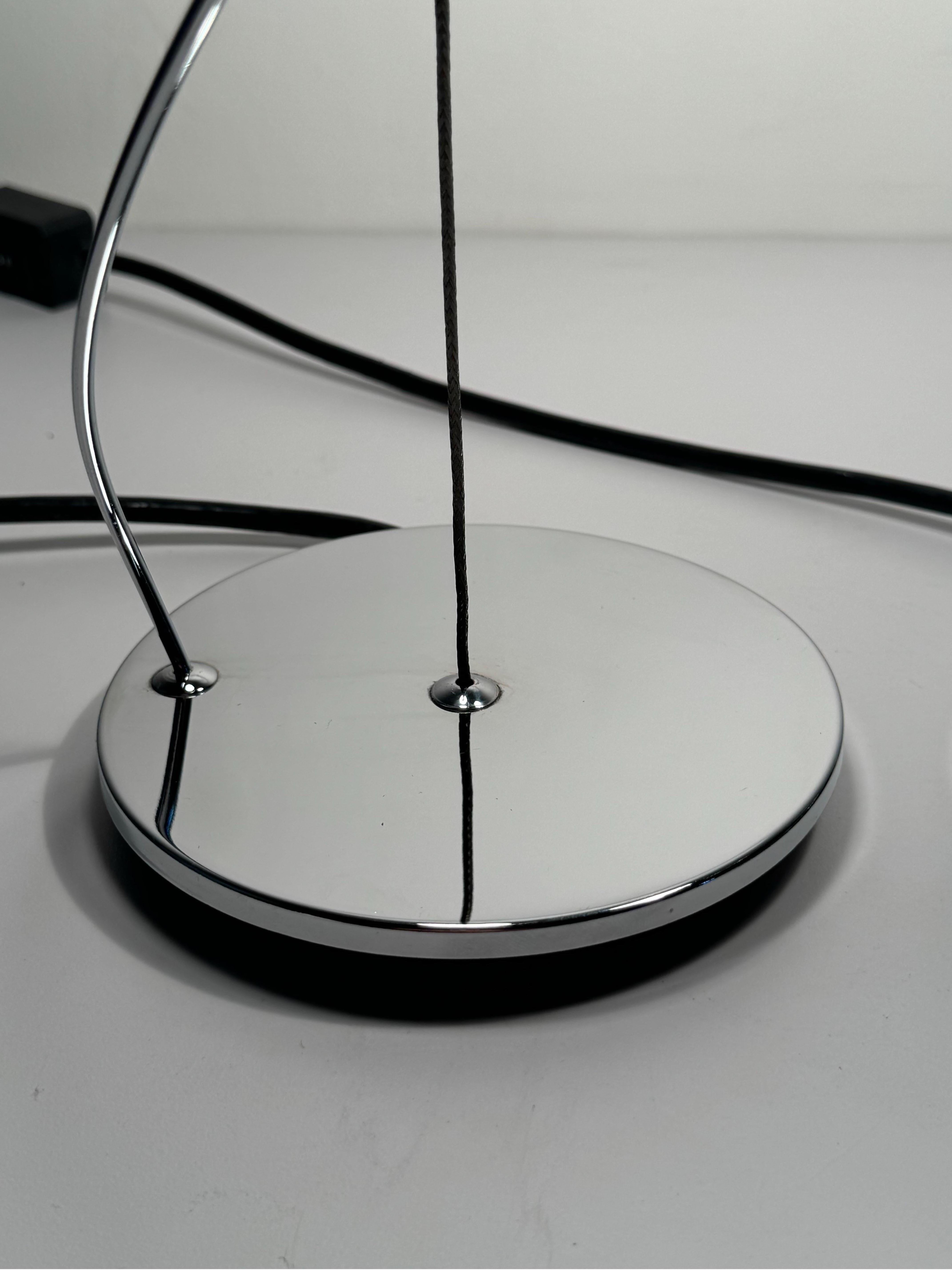 Paire de lampes de bureau italiennes suspendues en verre de Murano et à base chromée en vente 7