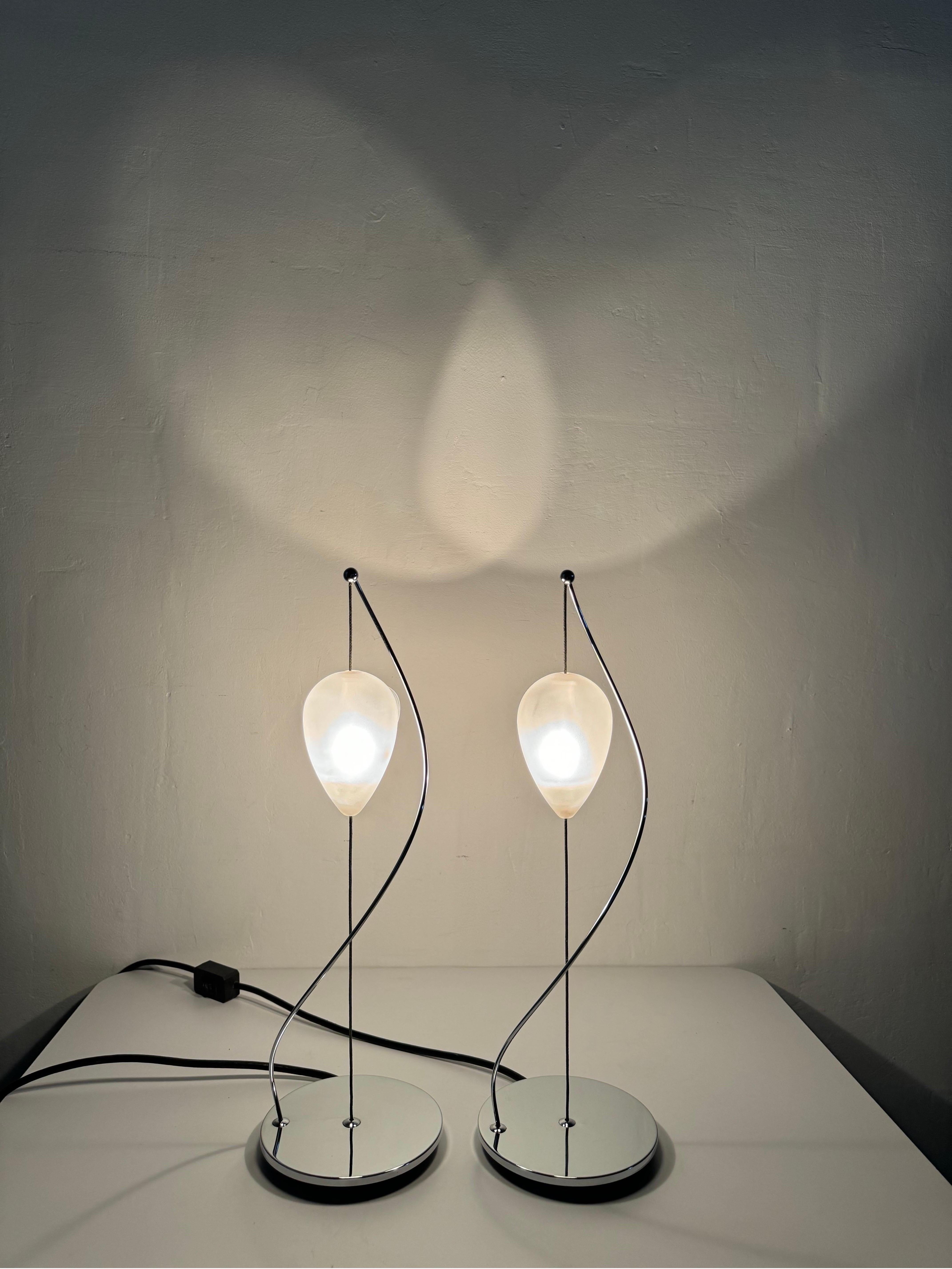 Paire de lampes de bureau italiennes suspendues en verre de Murano et à base chromée en vente 8