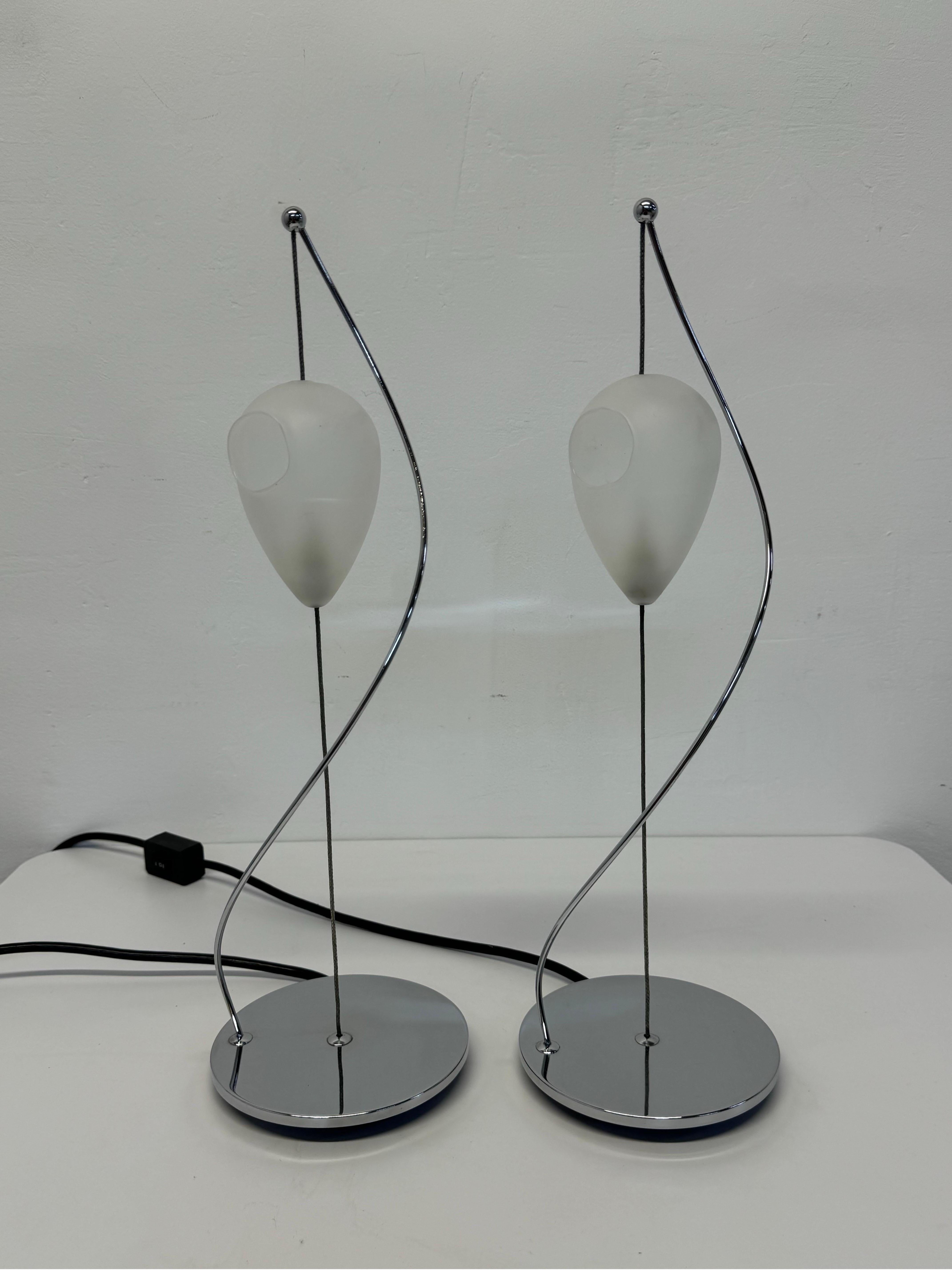 Paire de lampes de table chromées à fil de tension retenant les abat-jours en verre Murano dépoli suspendus dans l'air. Les lampes disposent de deux réglages de luminosité.