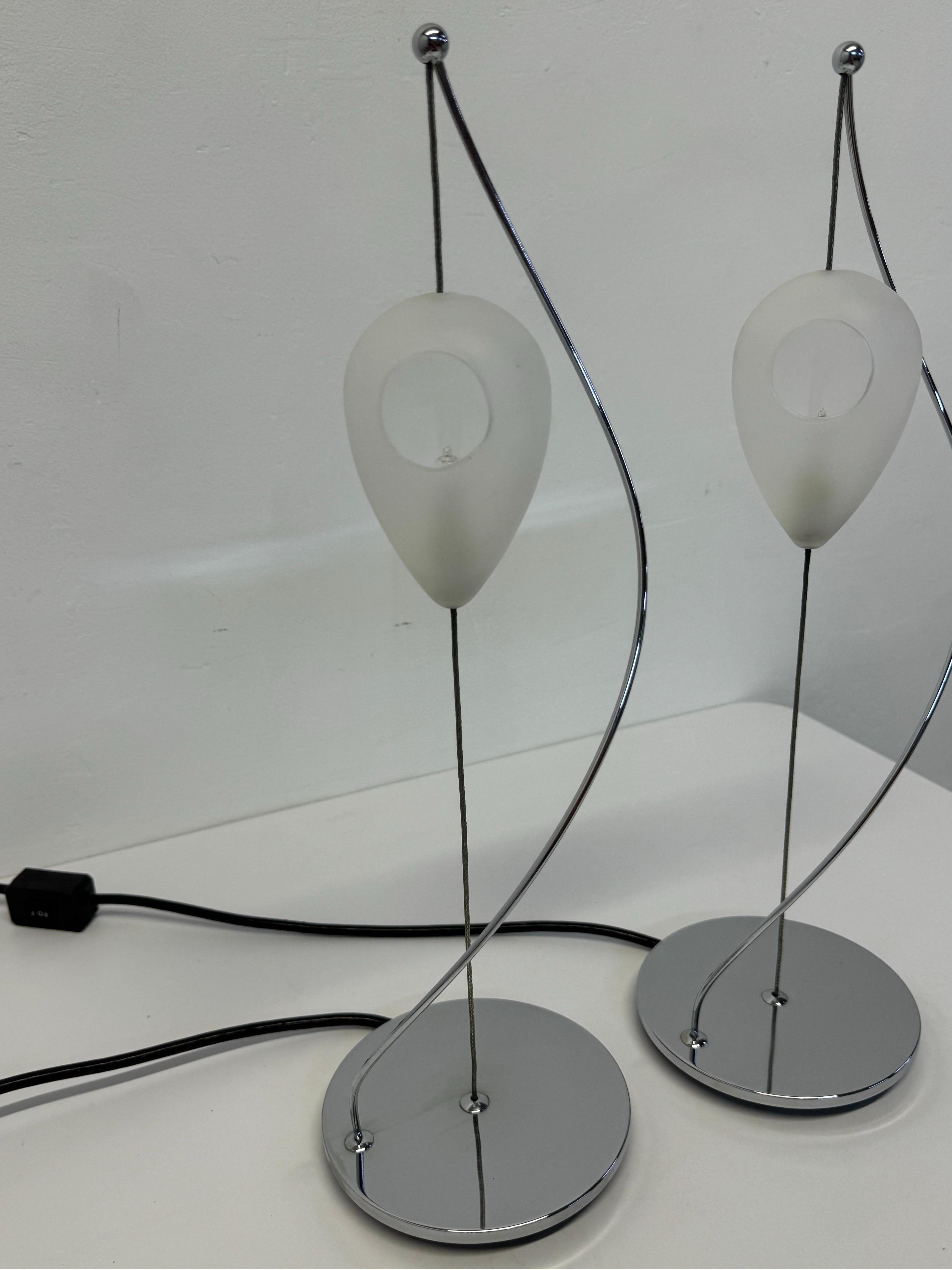 Moderne Paire de lampes de bureau italiennes suspendues en verre de Murano et à base chromée en vente