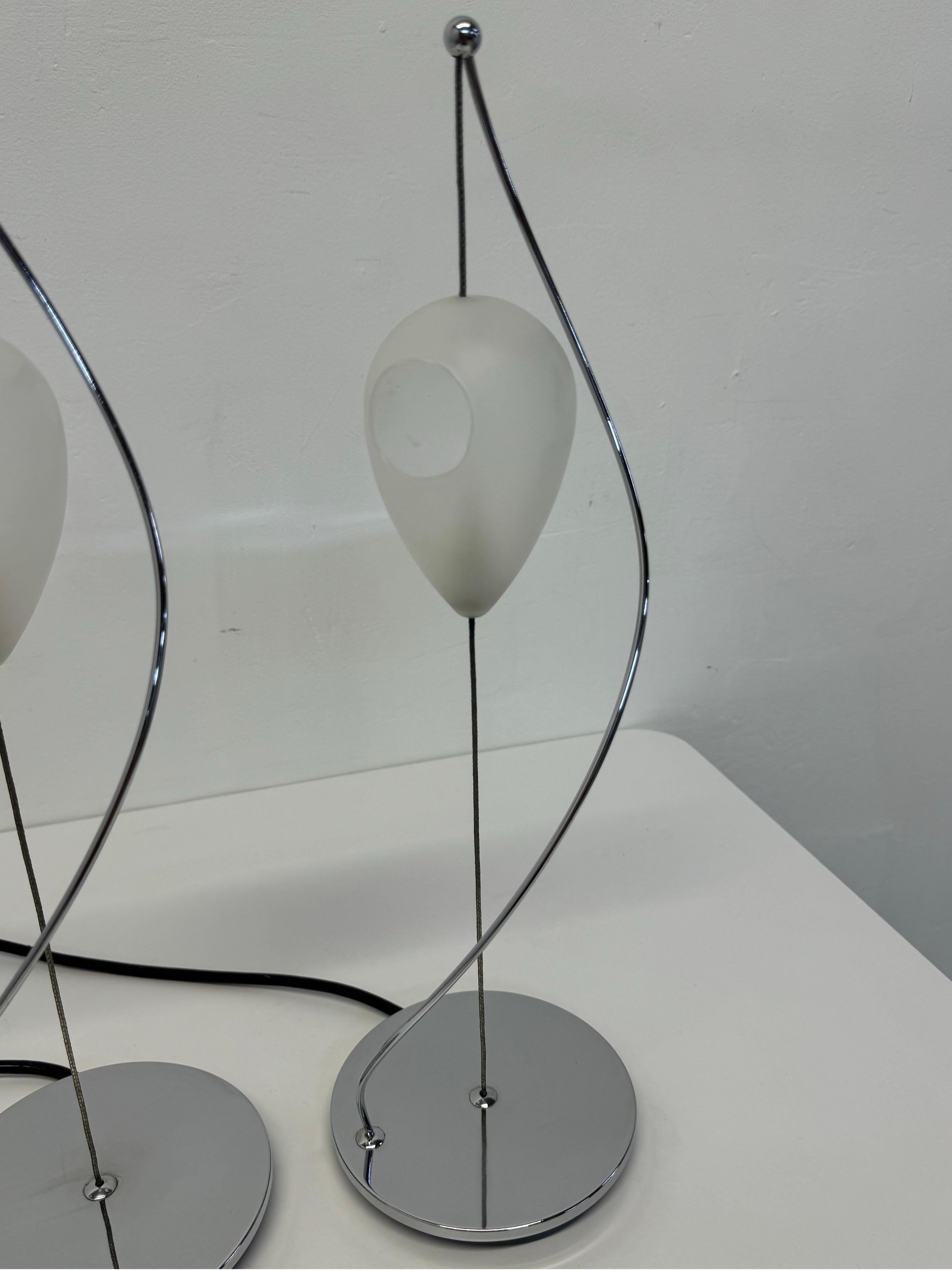 Paire de lampes de bureau italiennes suspendues en verre de Murano et à base chromée Bon état - En vente à Miami, FL