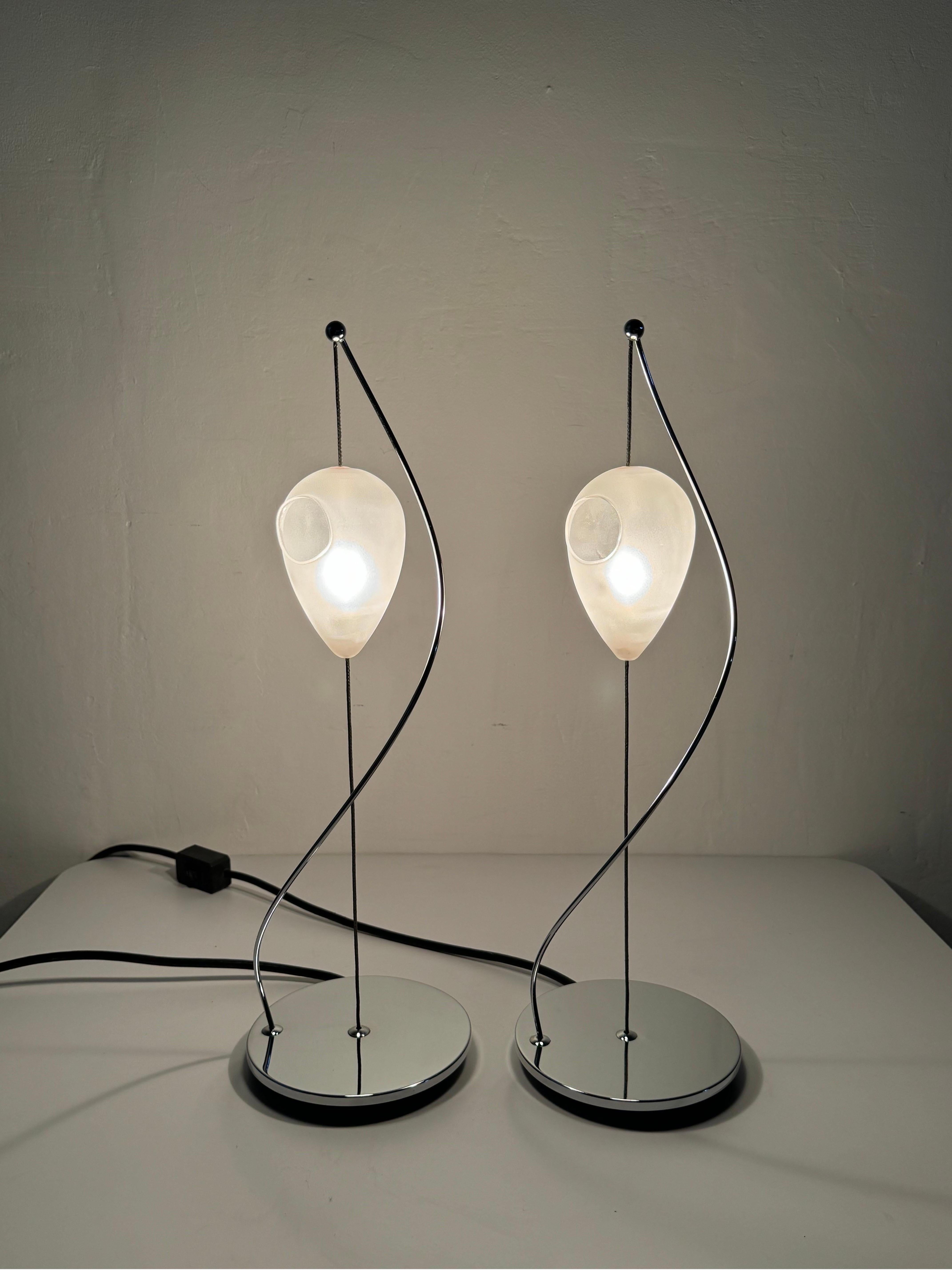 20ième siècle Paire de lampes de bureau italiennes suspendues en verre de Murano et à base chromée en vente