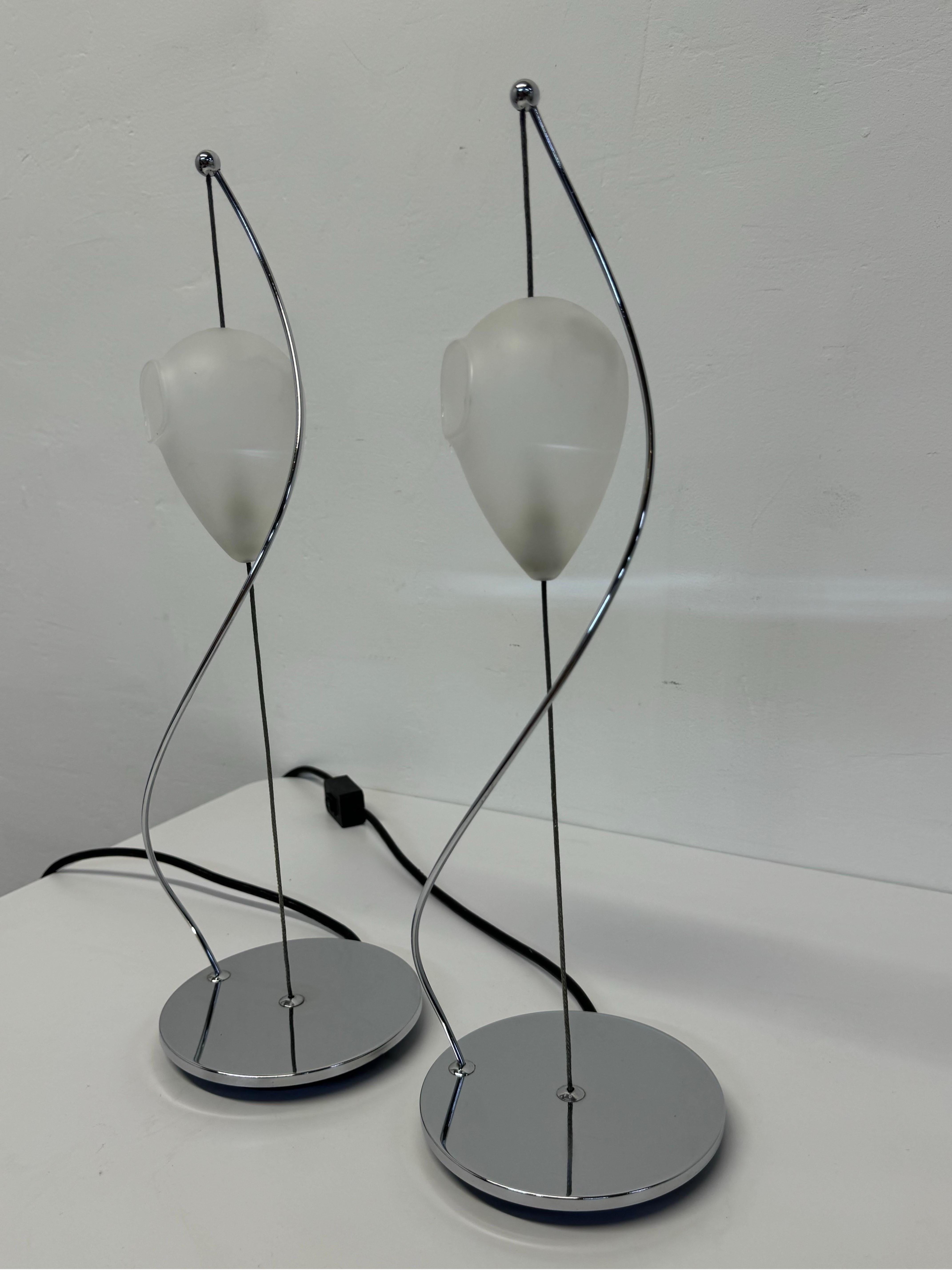 Verre de Murano Paire de lampes de bureau italiennes suspendues en verre de Murano et à base chromée en vente