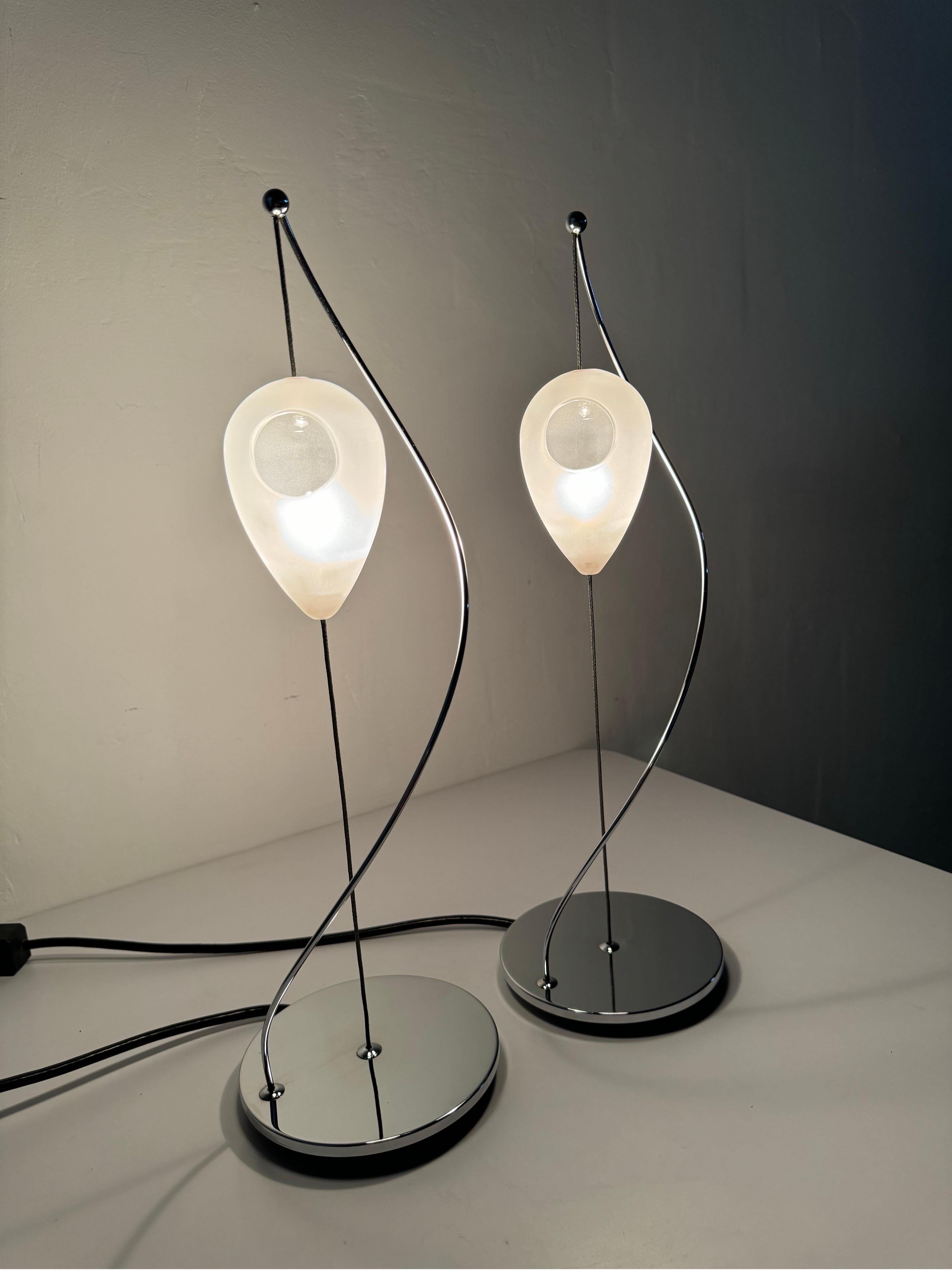 Paire de lampes de bureau italiennes suspendues en verre de Murano et à base chromée en vente 1