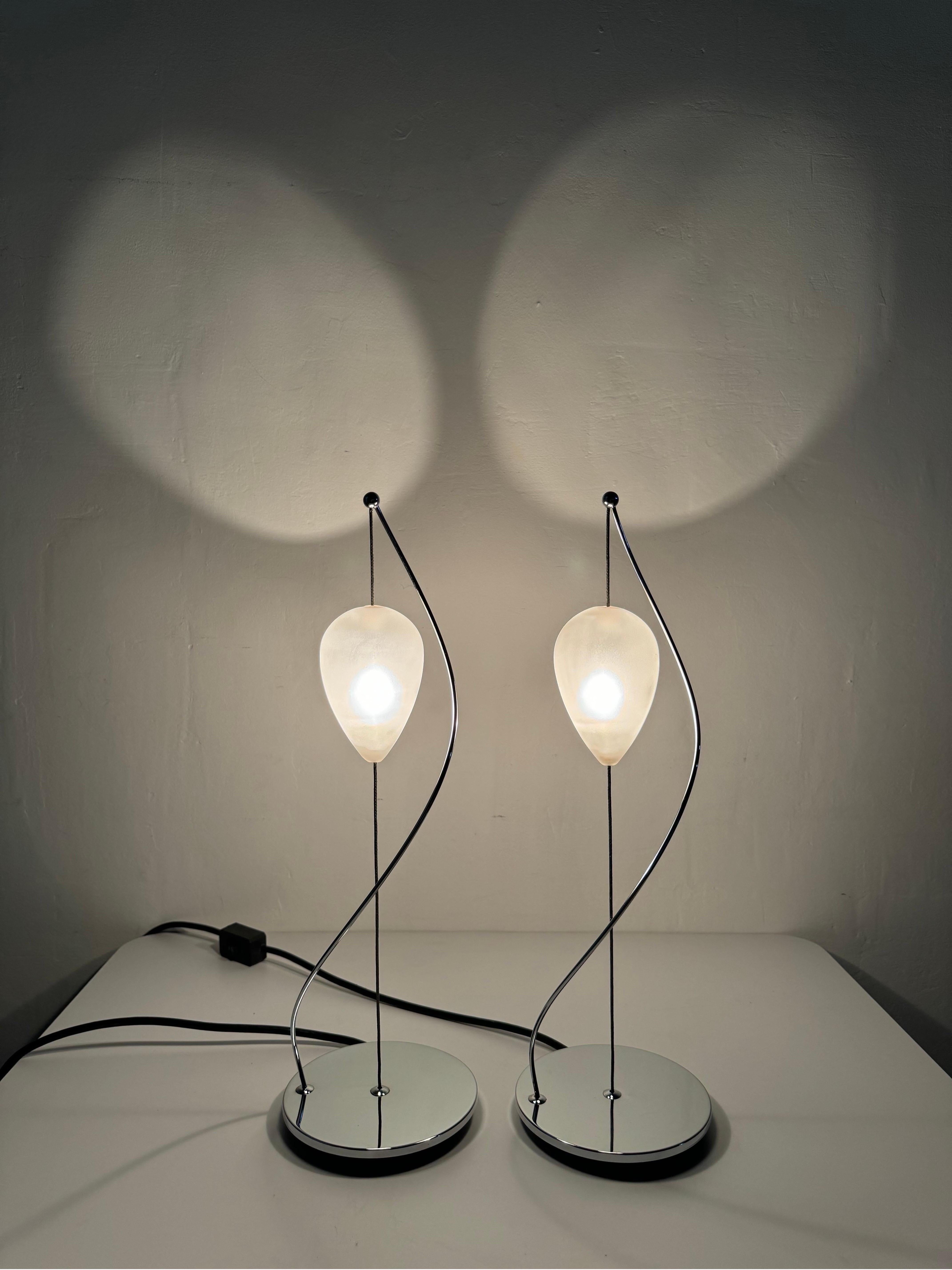 Paire de lampes de bureau italiennes suspendues en verre de Murano et à base chromée en vente 3