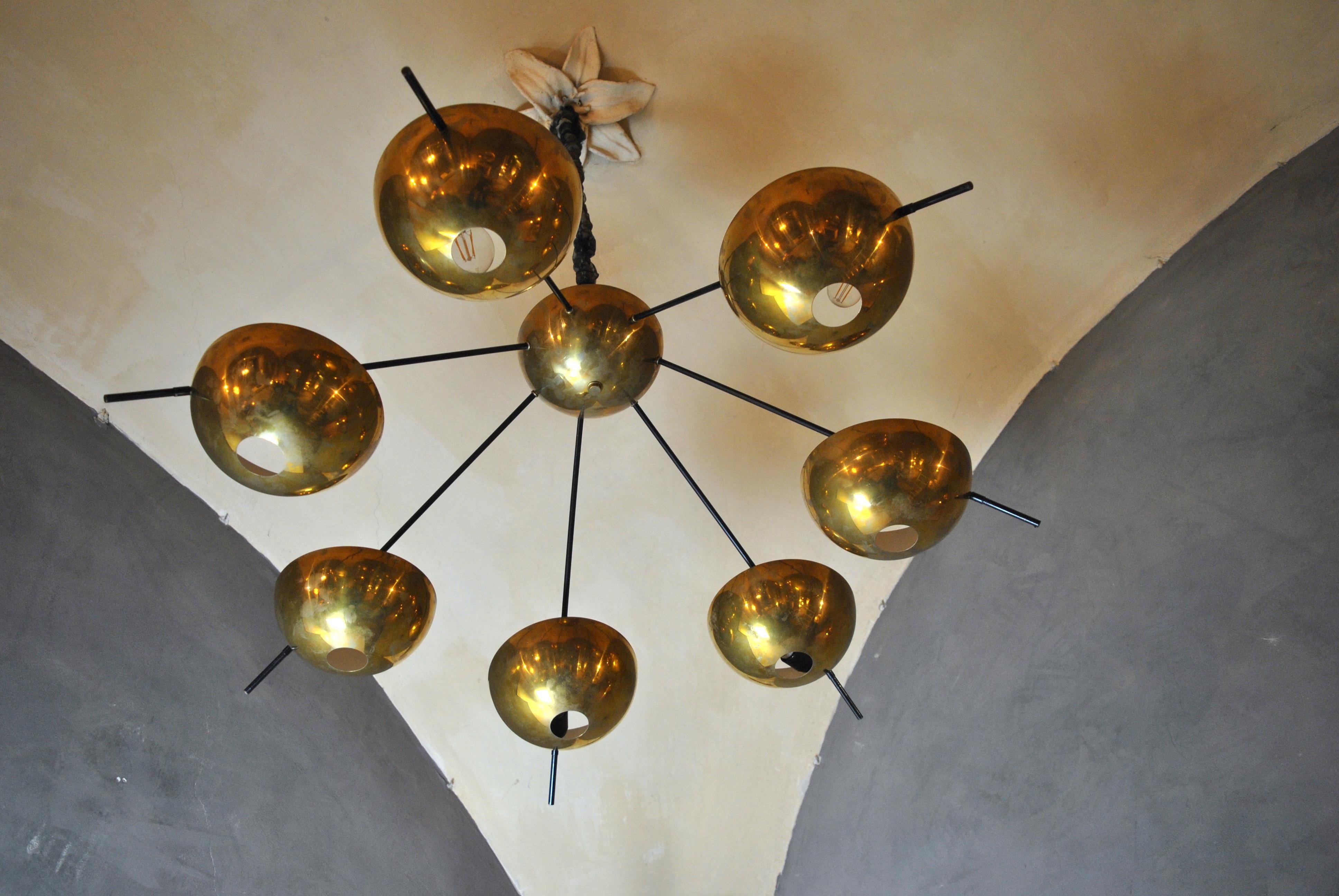 Italian suspension chandelier designed by Cellule Creative Studio for Misia Arte with brass cups and structure in iron and painted aluminum. Recalls the Italian design of the 1950s like Stilux, Arredoluce and Stilnovo.
Measures: D 125 cm, H 75 cm,