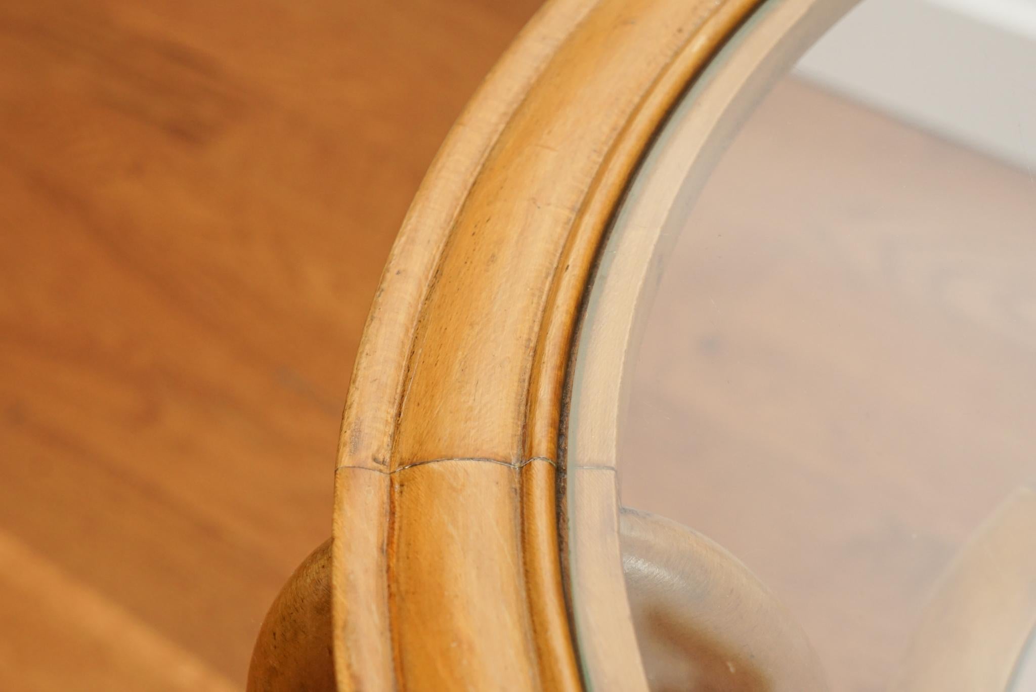 L'exquise table d'appoint en forme de cygne, présentée ici, a été fabriquée en Italie dans les années 1940.  Les pieds gracieux soutiennent un plateau de table rond en verre.  Une étagère supplémentaire en verre repose sur un cadre en bois tressé. 