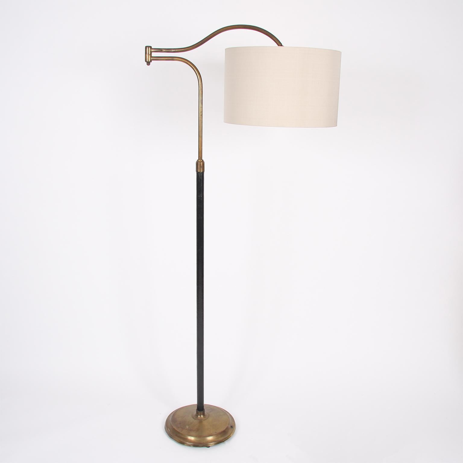 Beautifully elegant Italian swingarm lamp, this lovely piece is made out of leather and brass and dates from the 1950s.