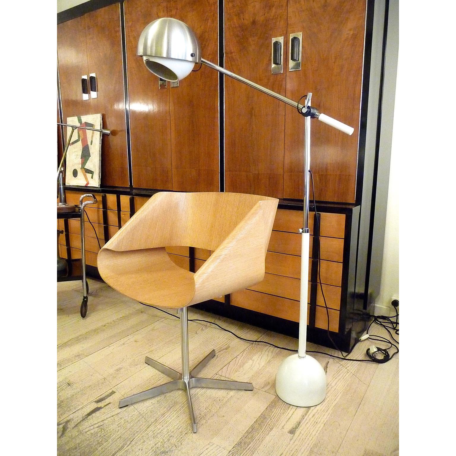 Mid-Century Modern vintage bent plywood swivel chair in the manner of the famous CL9 Nastro (Strip) from Cesare Leonardi and Franca Stagi, Italy 1970s. In good original condition.

Made of a single piece plywood, bent as a continuous ribbon, this