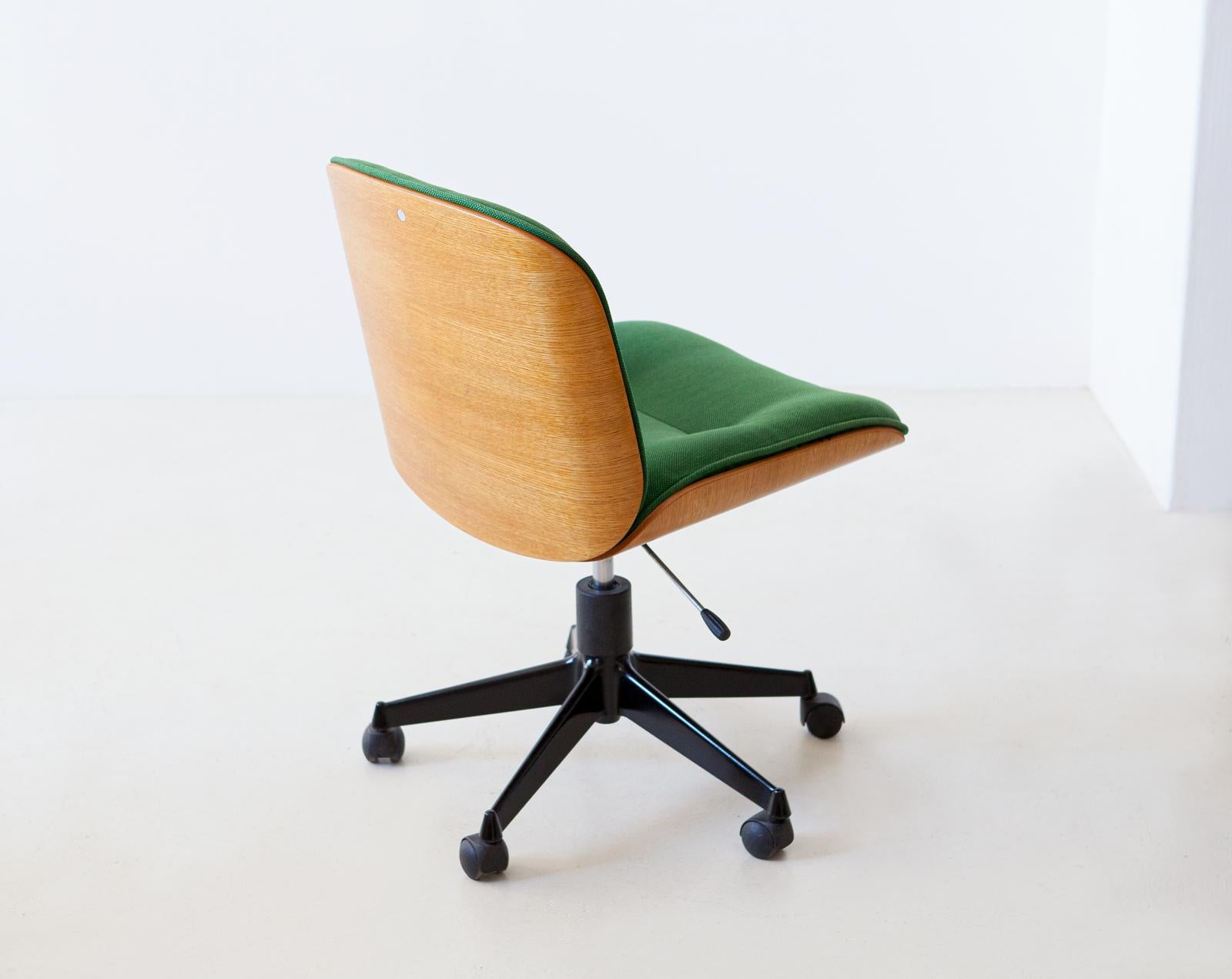 Mid-Century Modern Italian Swivel Chair in Oak by Ico Parisi for MIM Roma, 1960s