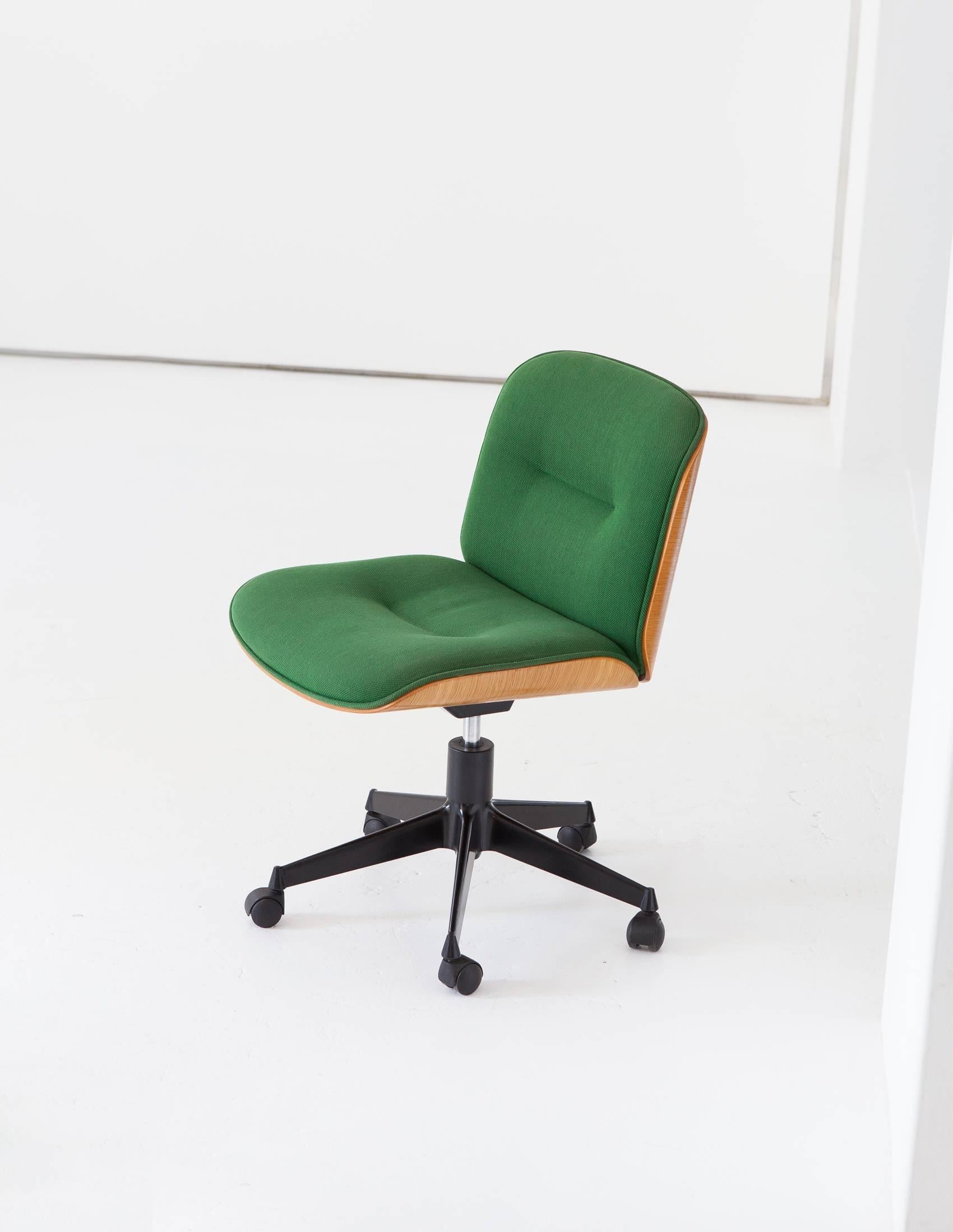 Office desk chair designed by Ico Parisi and produced by M.I.M. (Mobili Italiani Moderni) Roma, Italy, 1960s.
Curved oakwood frame, restored and in very good condition. New black enamel on the iron legs and original green fabric.
We have