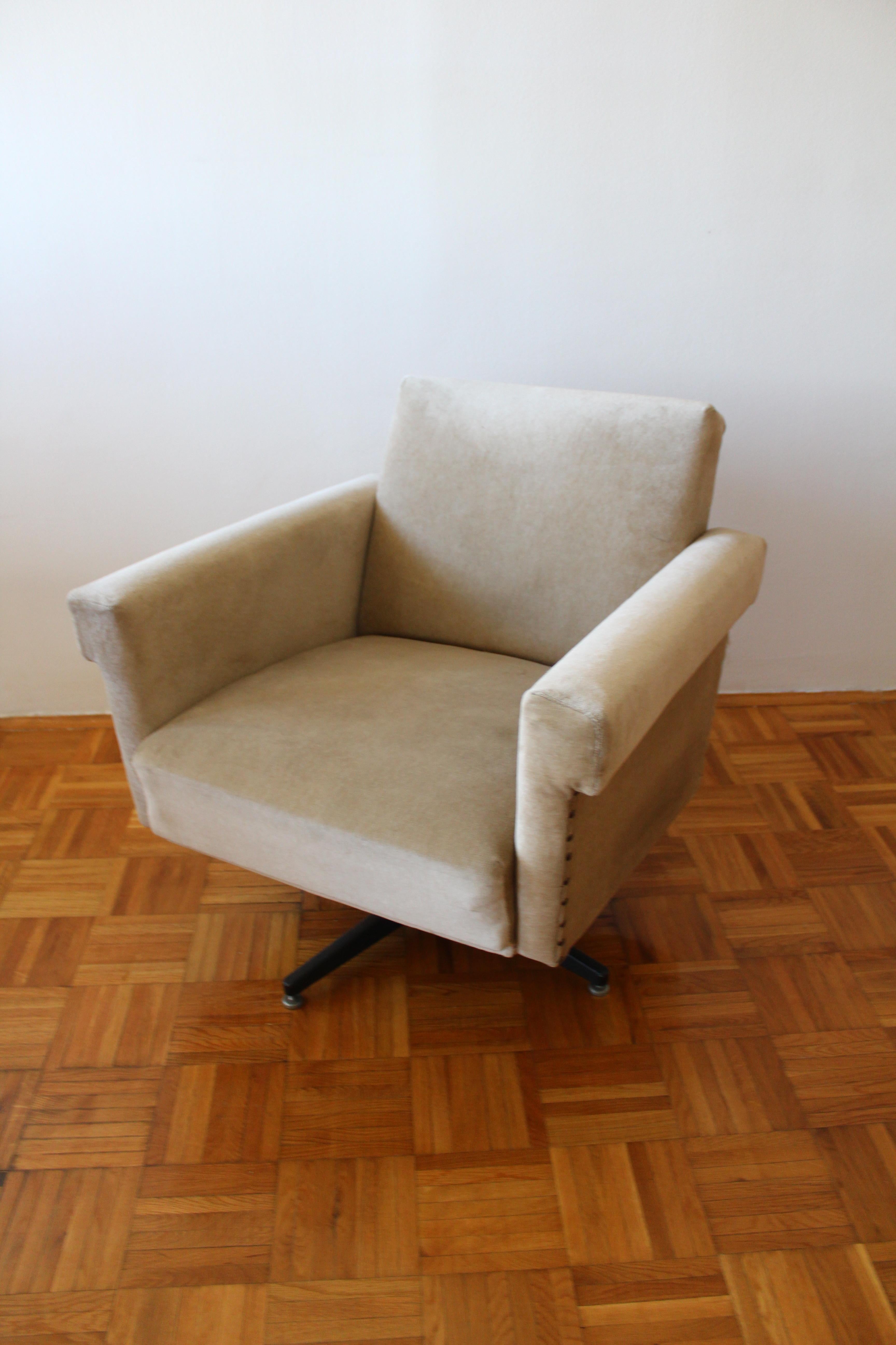 Italian Swivel longue chair in style of Ico Parisi