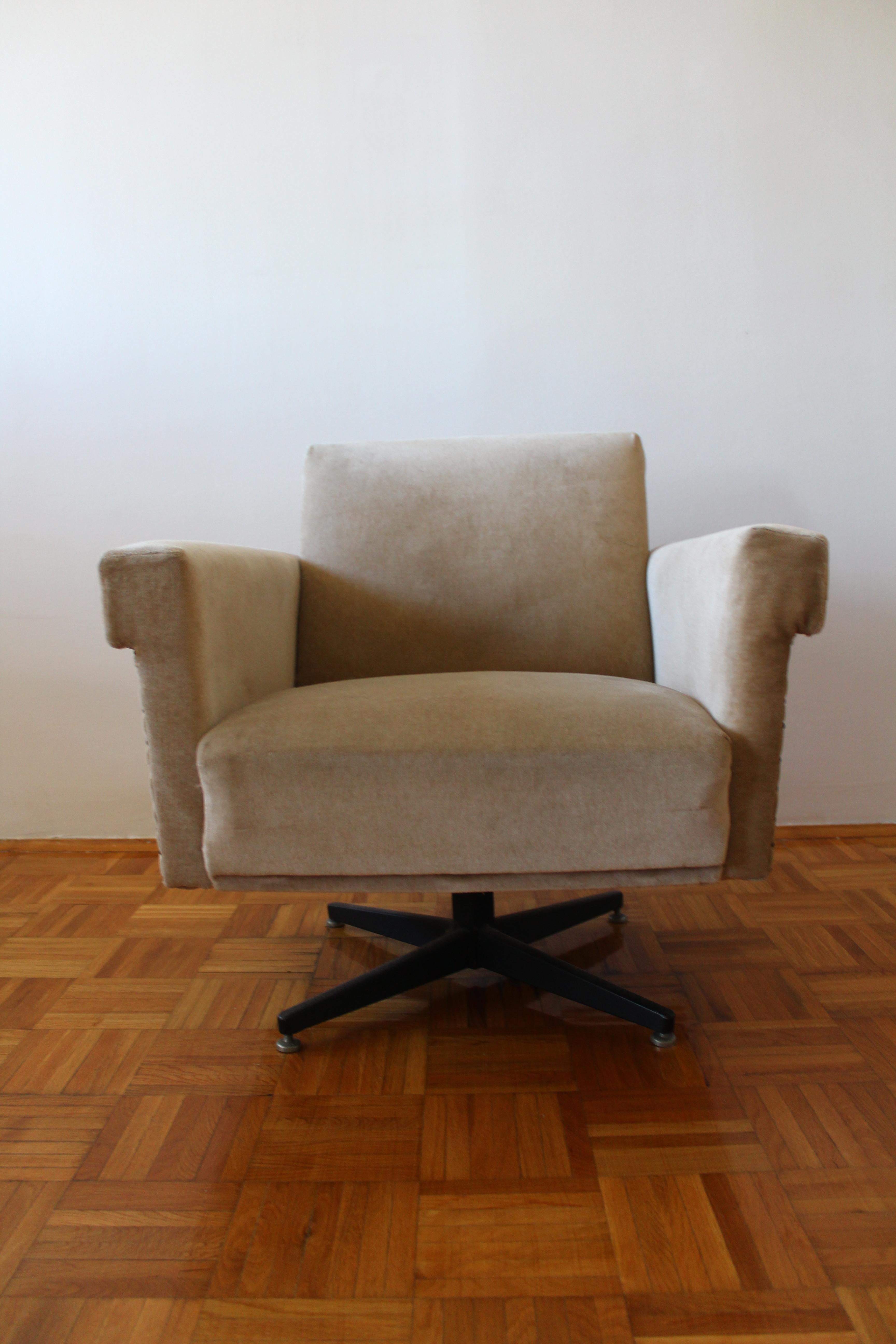 Mid-Century Modern Italian Swivel Longue Armchair 1950s For Sale