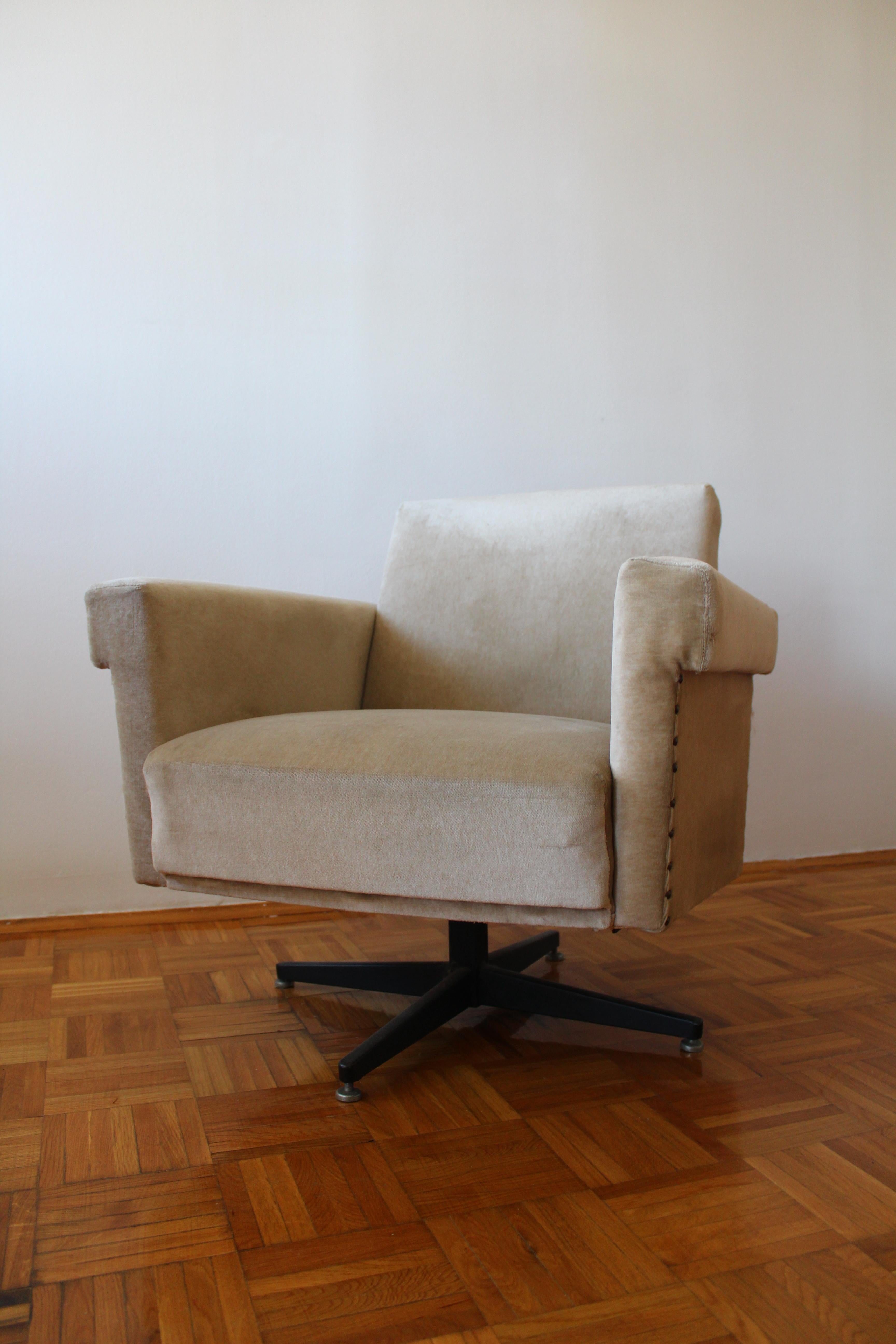 Italian Swivel Longue Armchair 1950s In Good Condition For Sale In Čelinac, BA
