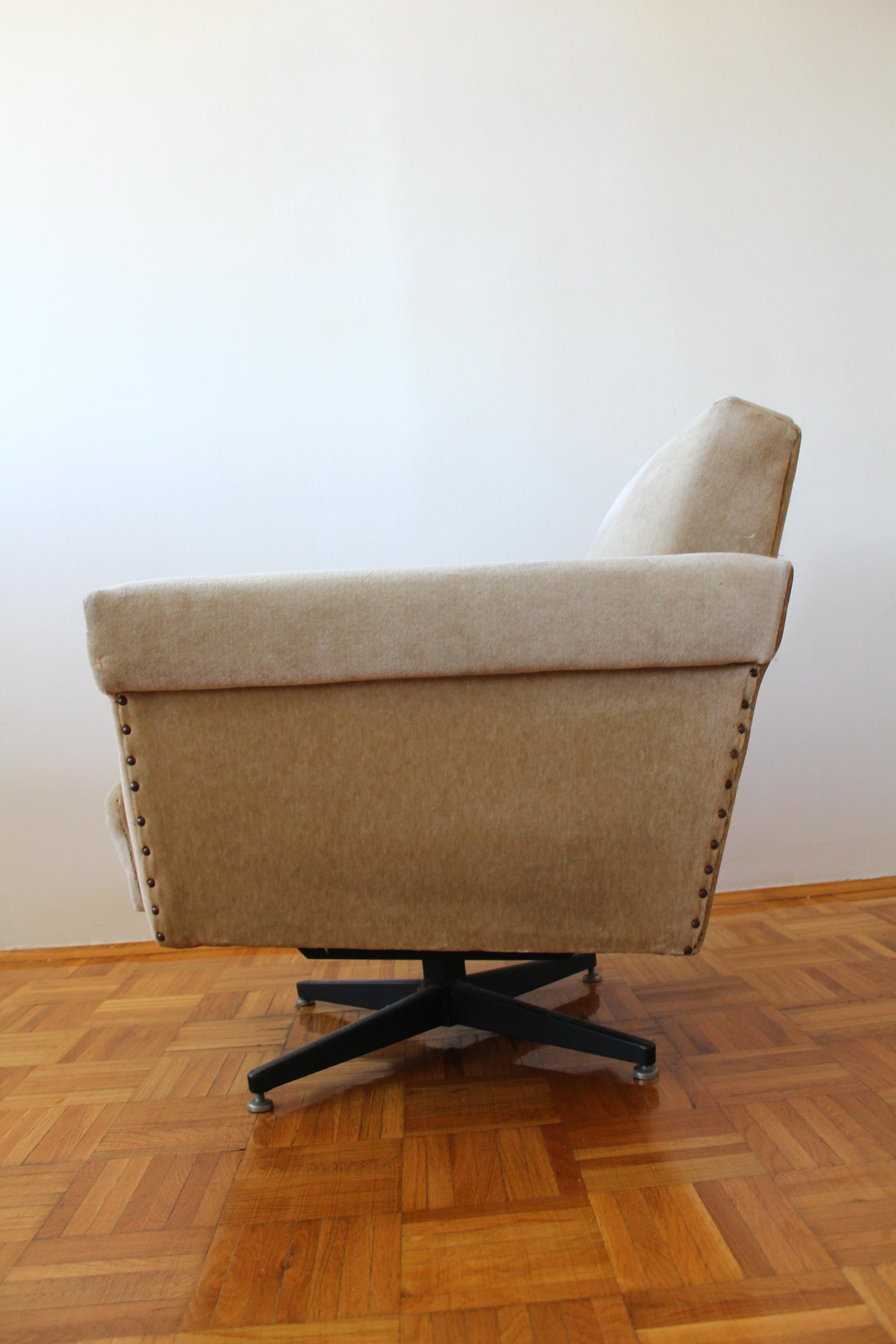 Mid-20th Century Italian Swivel Longue Armchair 1950s For Sale
