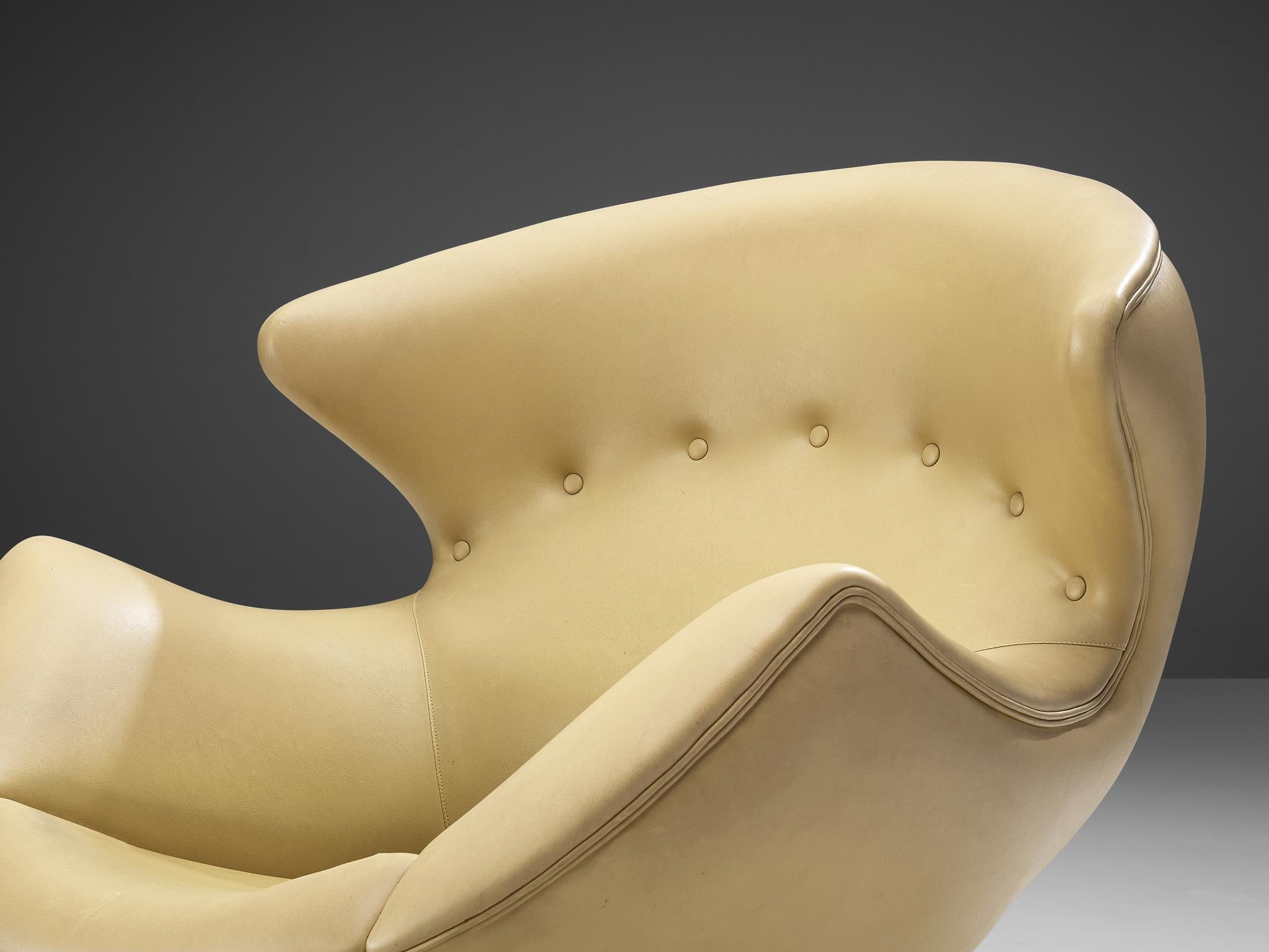 Fine XX secolo Sedia da salotto girevole italiana con rivestimento giallo in vendita