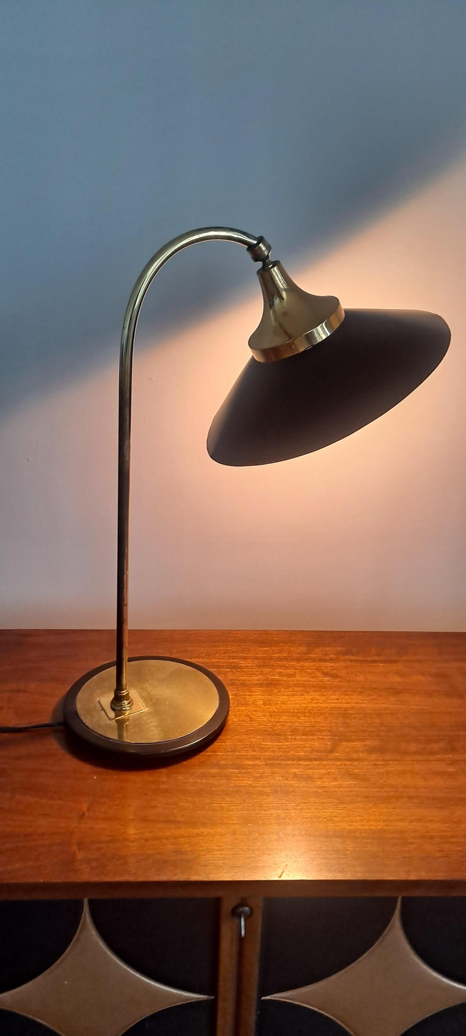 Milieu du XXe siècle Lampe de table italienne en laiton en vente