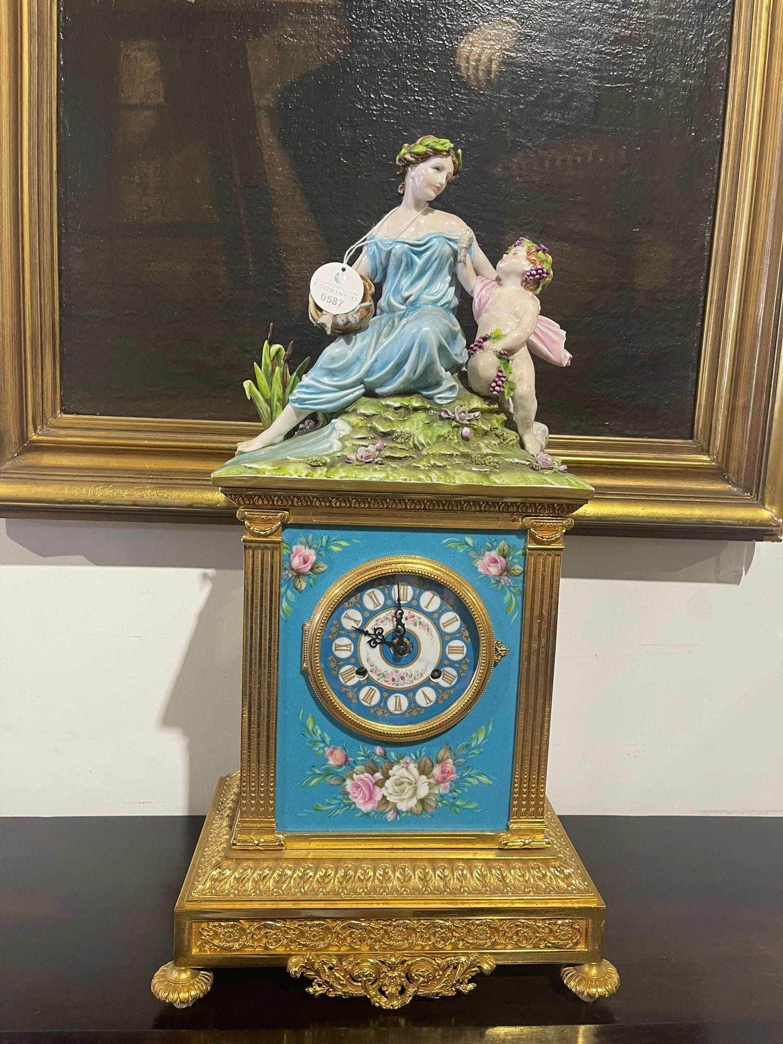Hand-Crafted Italian Table Clock 20th Century in Capodimonte Porcelain by Tiche For Sale