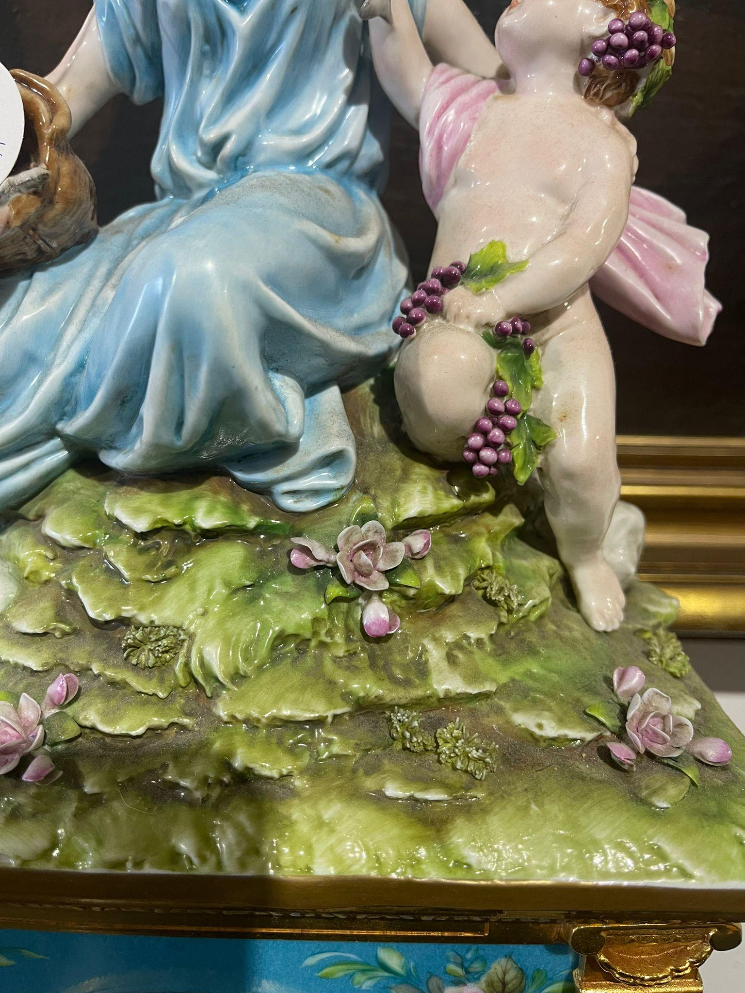 Italian Table Clock 20th Century in Capodimonte Porcelain by Tiche In Good Condition For Sale In Madrid, ES