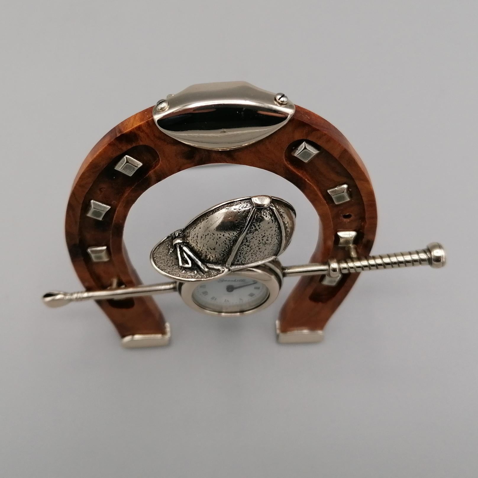Horloge de table italienne en argent et bois 800 représentant un équipement de jeu de polo en vente 5