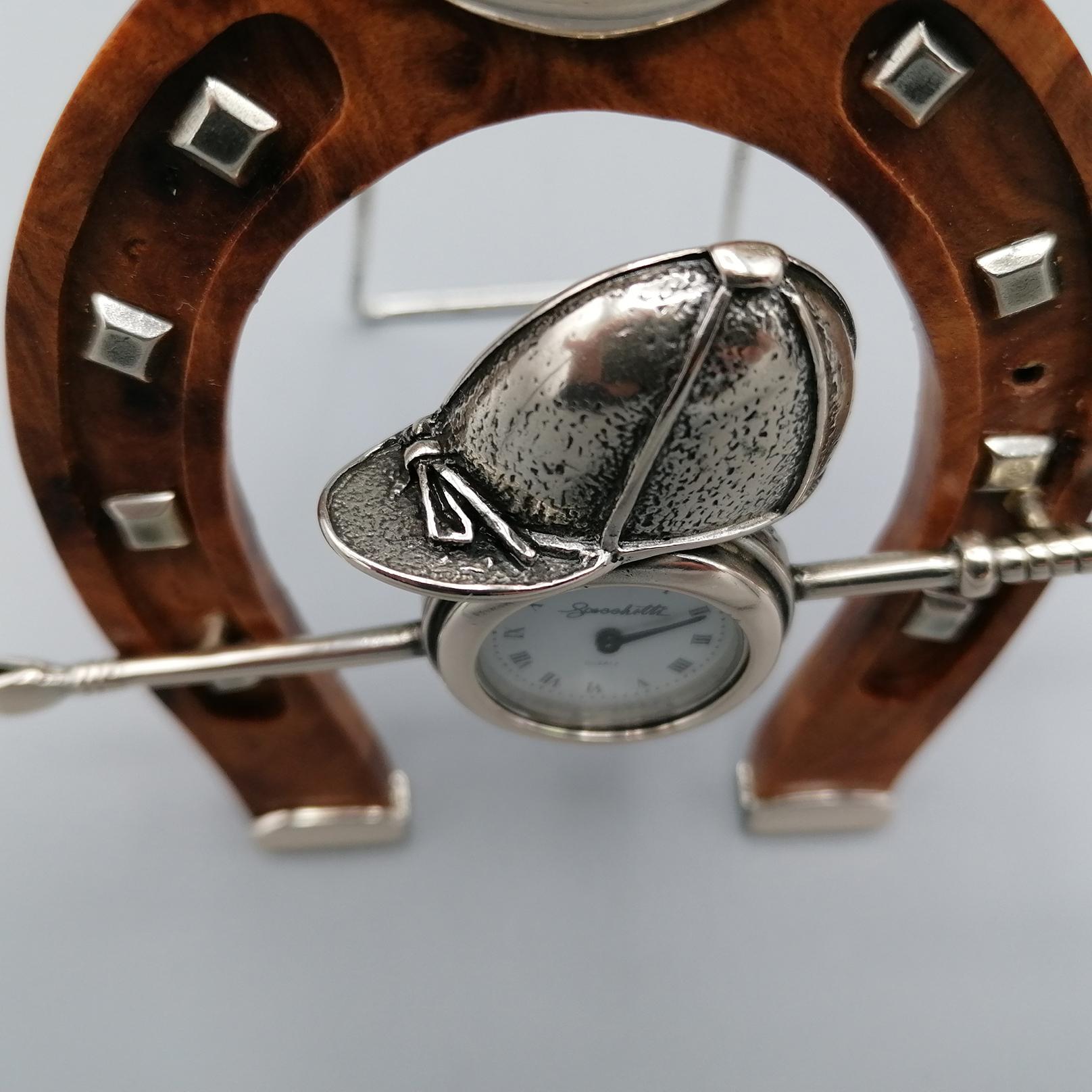 Horloge de table italienne en argent et bois 800 représentant un équipement de jeu de polo en vente 6