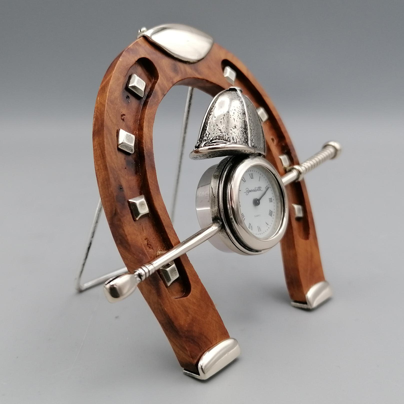 Horloge de table italienne en argent et bois 800 représentant un équipement de jeu de polo en vente 1