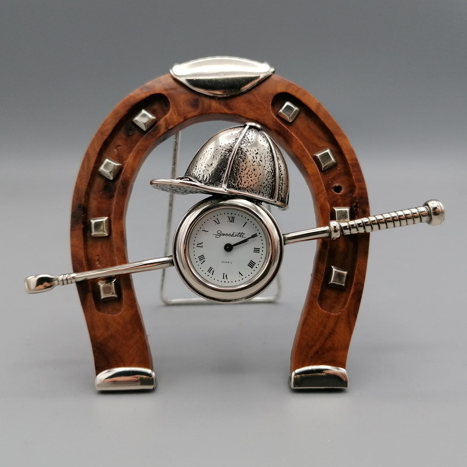 Horloge de table italienne en argent et bois 800 représentant un équipement de jeu de polo en vente 2
