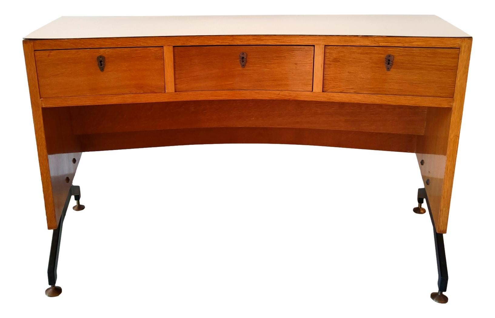 Original 60s curved desk, probable production I.S.A. Bergamo.

Structure in fir wood with veneers and top in beige formica, feet in metal structure with brass terminals.

Front with three drawers, back with shelf cantilever.

Measuring 70 cm