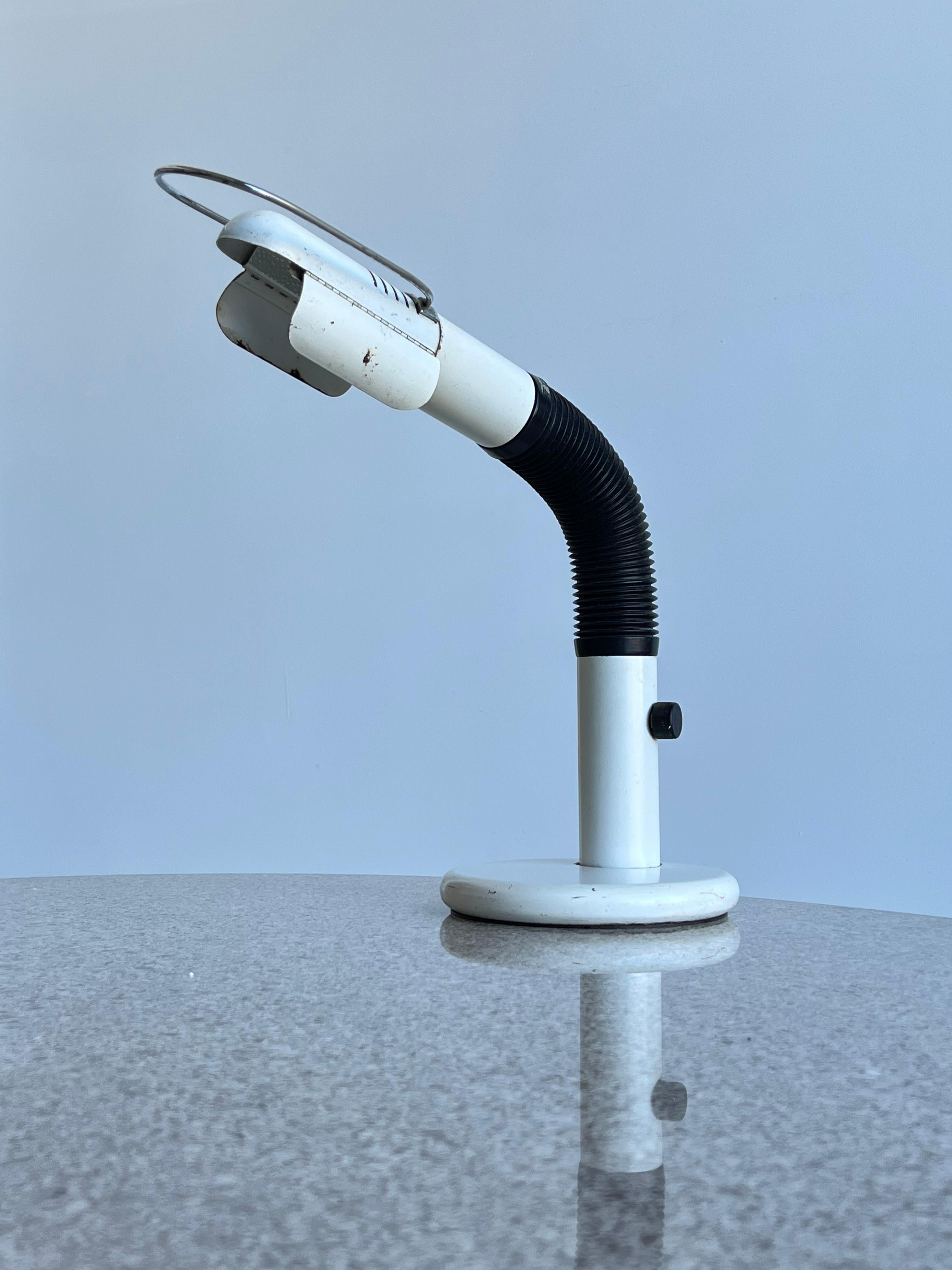Beautiful, sleekly designed Italian desk lamp by Italian manufacturer Targetti Sankey.
White shade and base and flexible black arm, 1970's, Italy.
