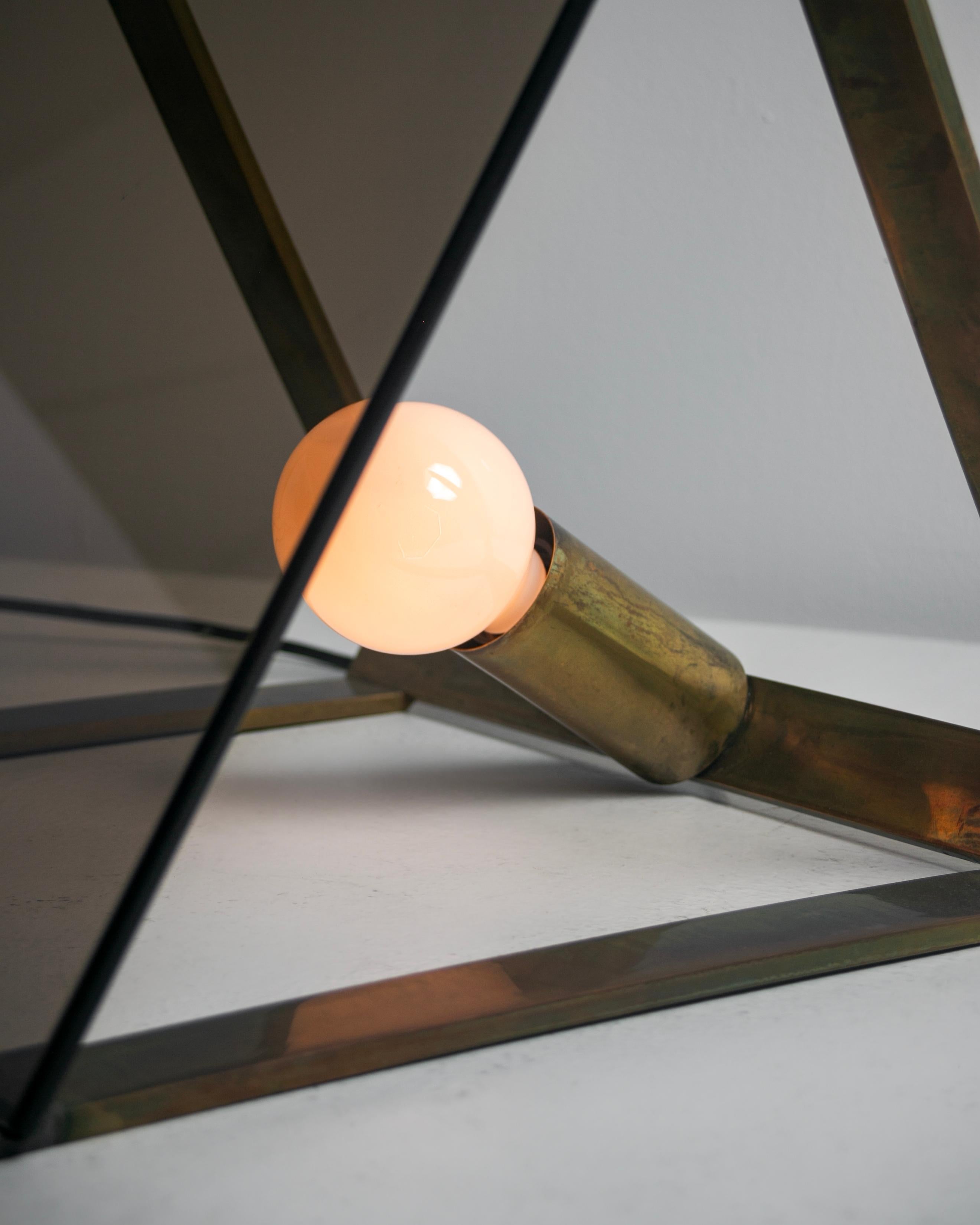 Lampe de table/plancher italienne attribuée à Fontana Arte. Conçu et fabriqué en Italie, vers les années 1960. Lampe de table triangulaire qui présente une façade en verre gris fumé, associée à une structure à barre plate en laiton joliment vieilli.