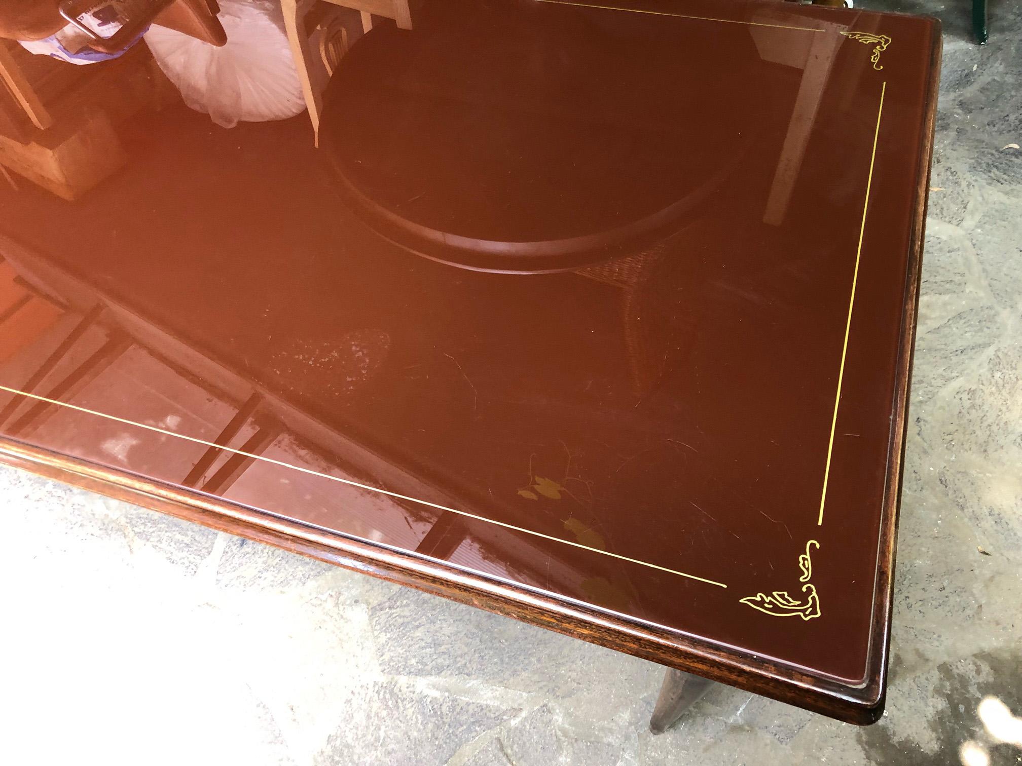 Table italienne d'origine de 1960, en noyer, avec pieds tournés et plateau en verre brun Bon état - En vente à Buggiano, IT