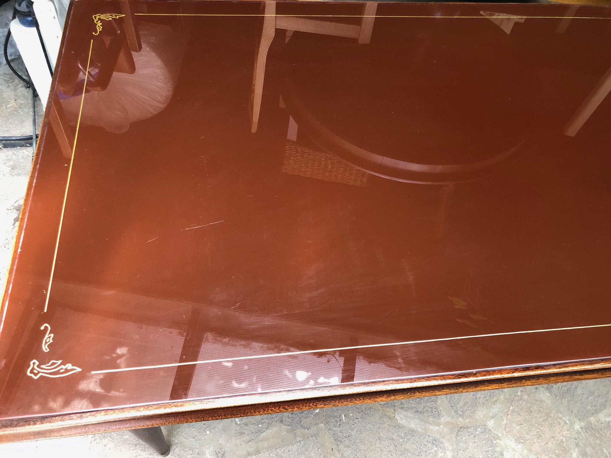 Verre Table italienne d'origine de 1960, en noyer, avec pieds tournés et plateau en verre brun en vente