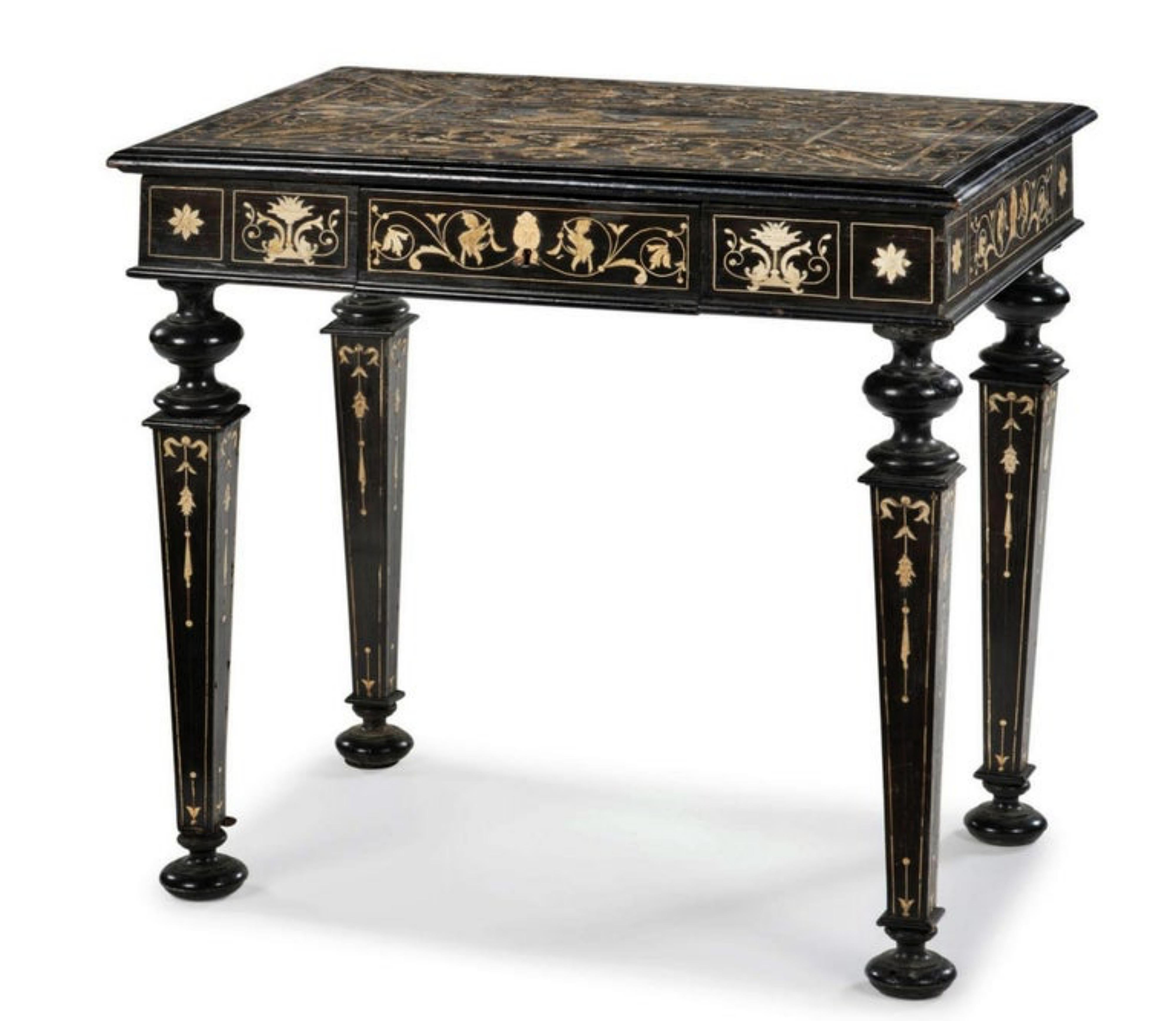 Table italienne en bois ébonisé et incrustations gravées 19ème siècle
Milan-Italie
de forme rectangulaire, ouvrant sur un tiroir, à décor d'arabesques de feuillages stylisés, de chimères et de vases ; quelques restaurations et pertes.
XIXe siècle.
H